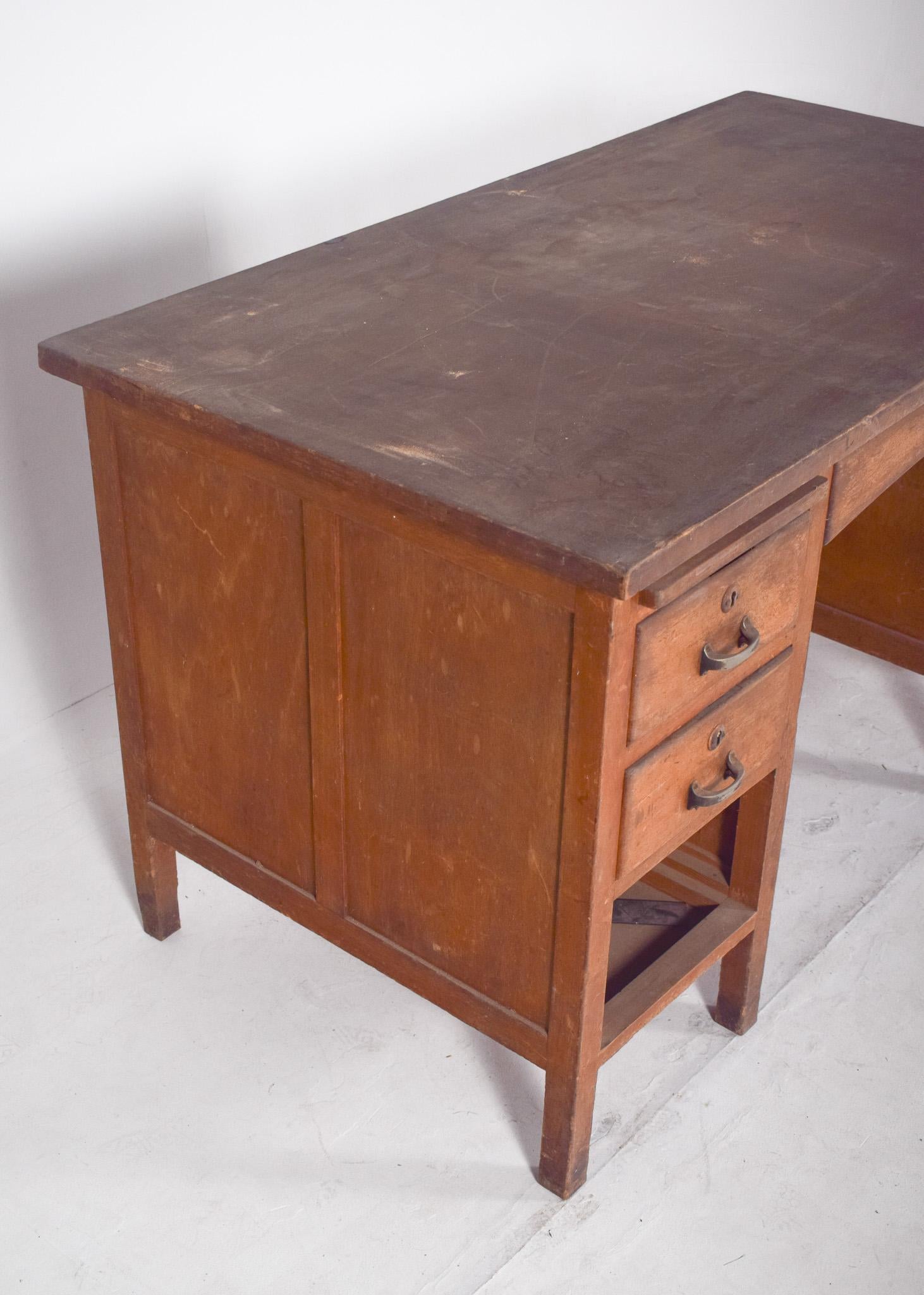 Legno Scrivania portoghese di metà secolo in Wood in vendita