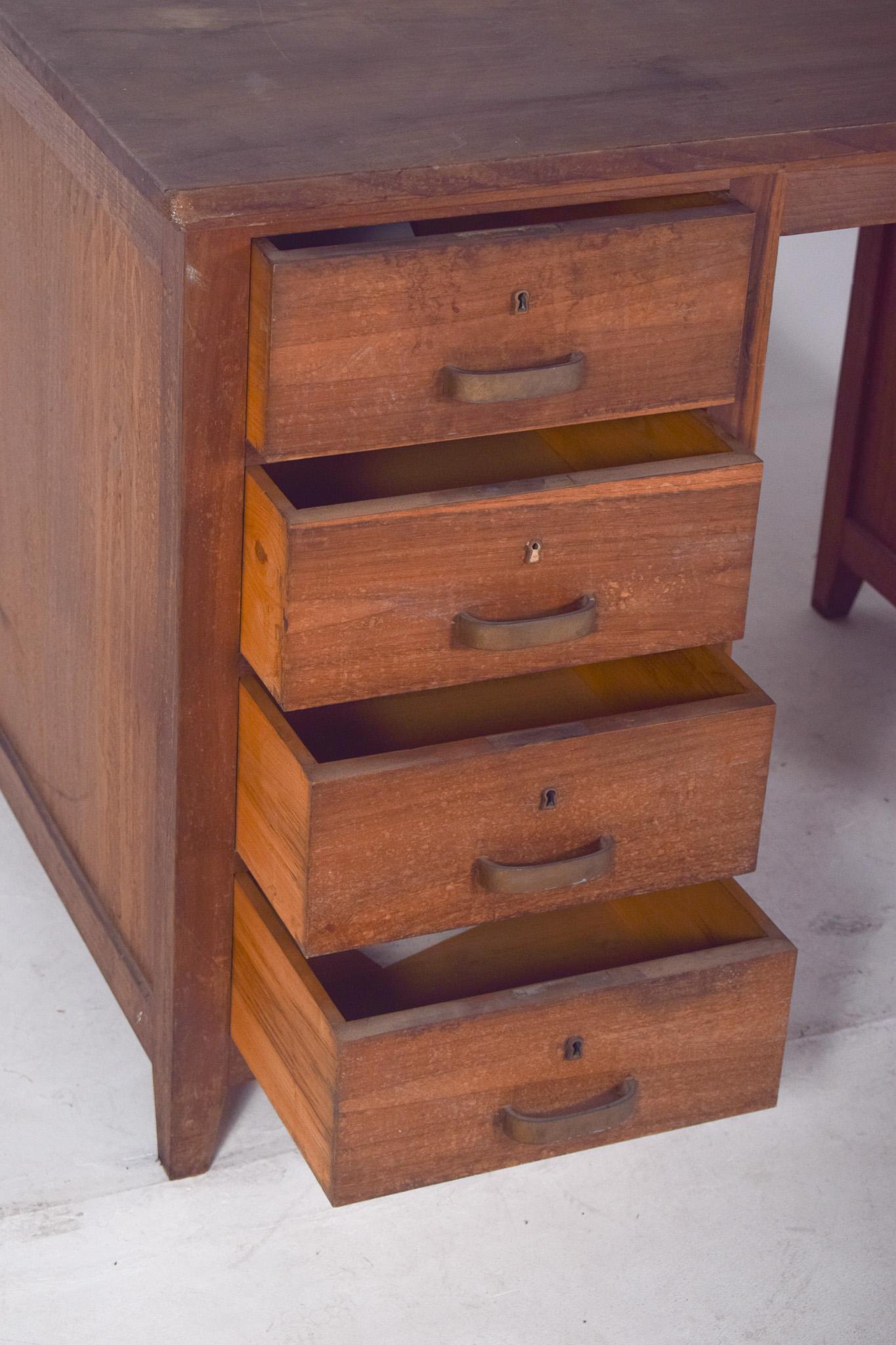 Scrivania portoghese di metà secolo Olaio in Oak in vendita 3
