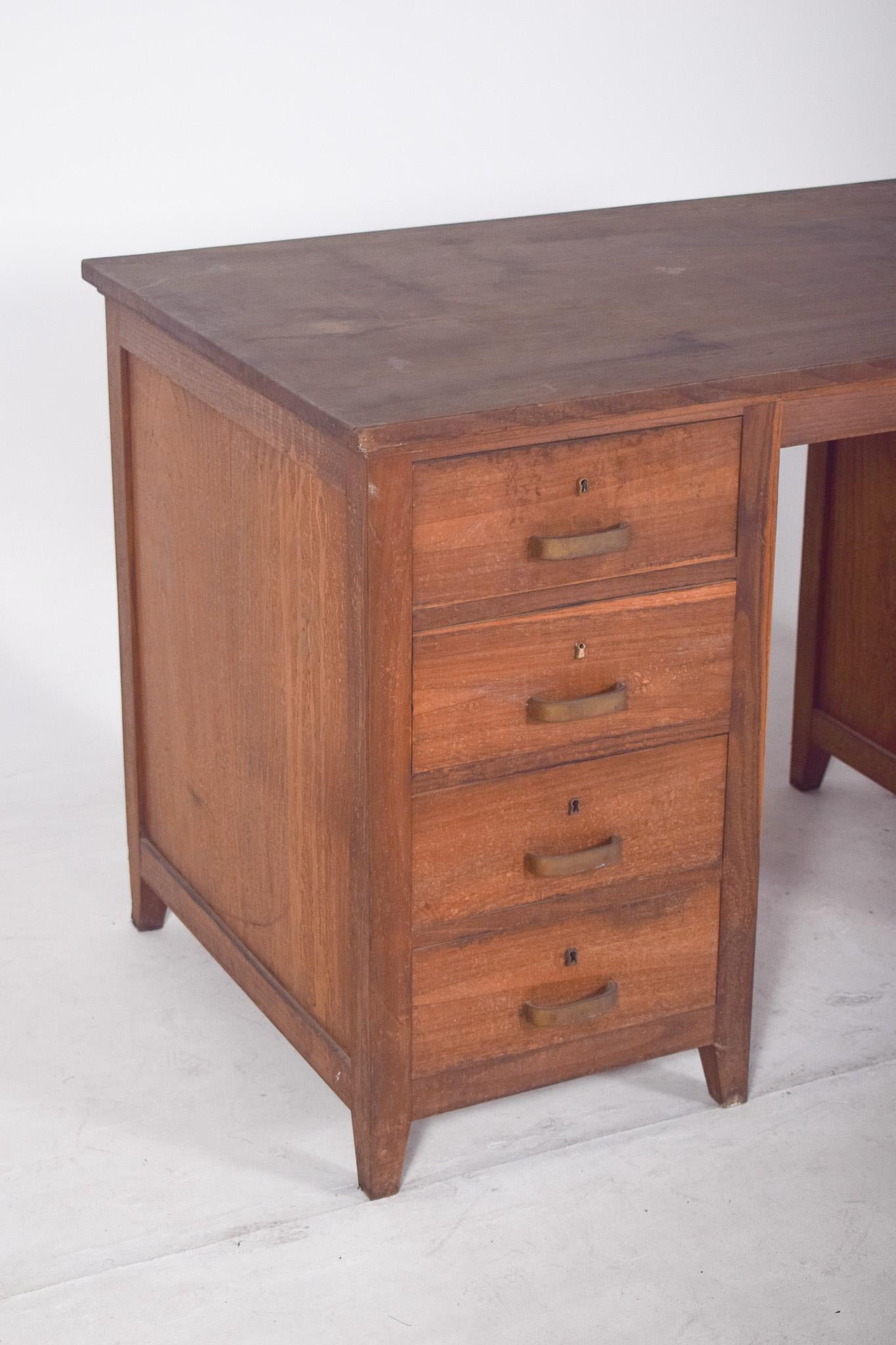 Mid-Century moderno Scrivania portoghese di metà secolo Olaio in Oak in vendita