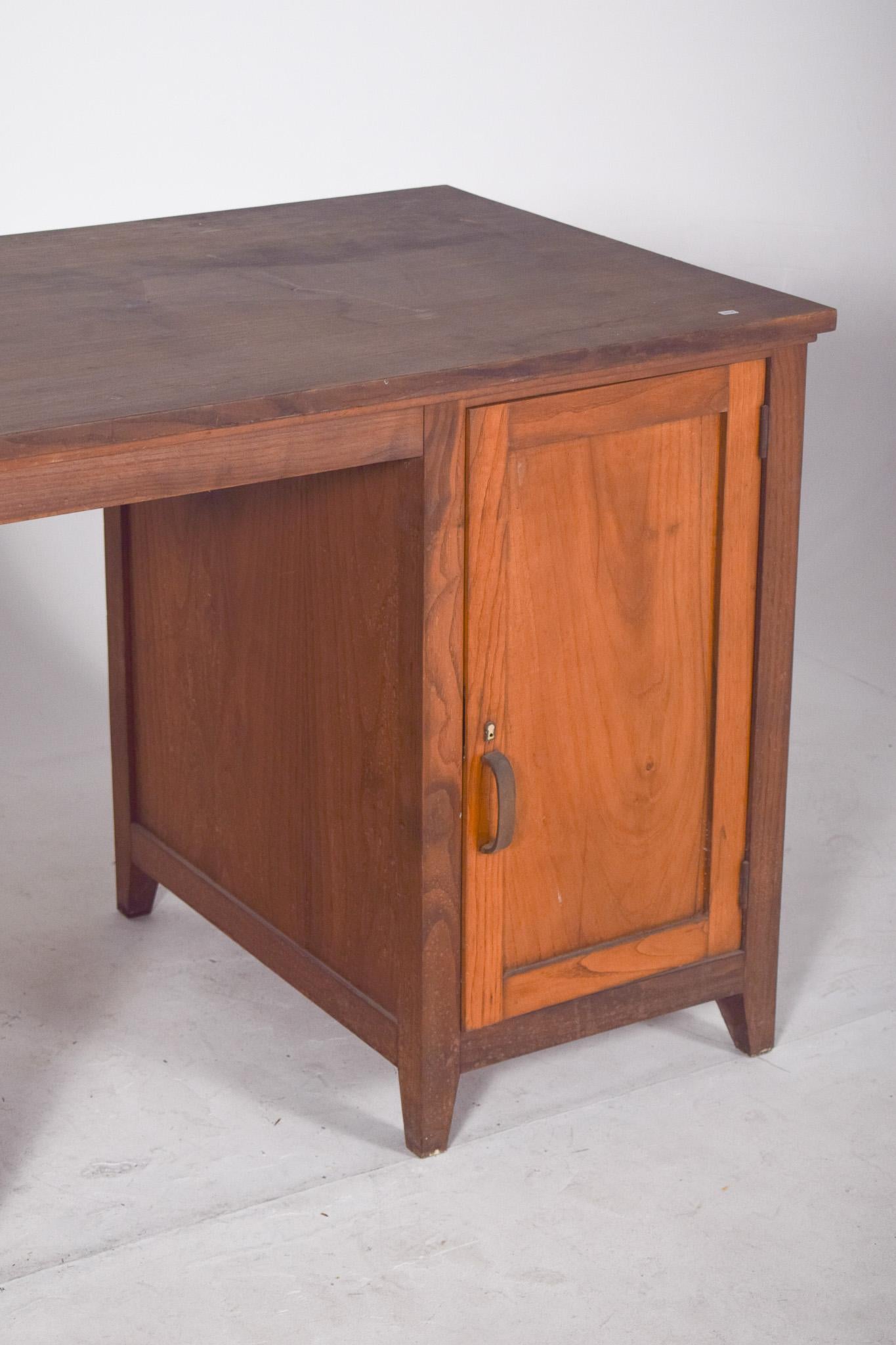 Portoghese Scrivania portoghese di metà secolo Olaio in Oak in vendita