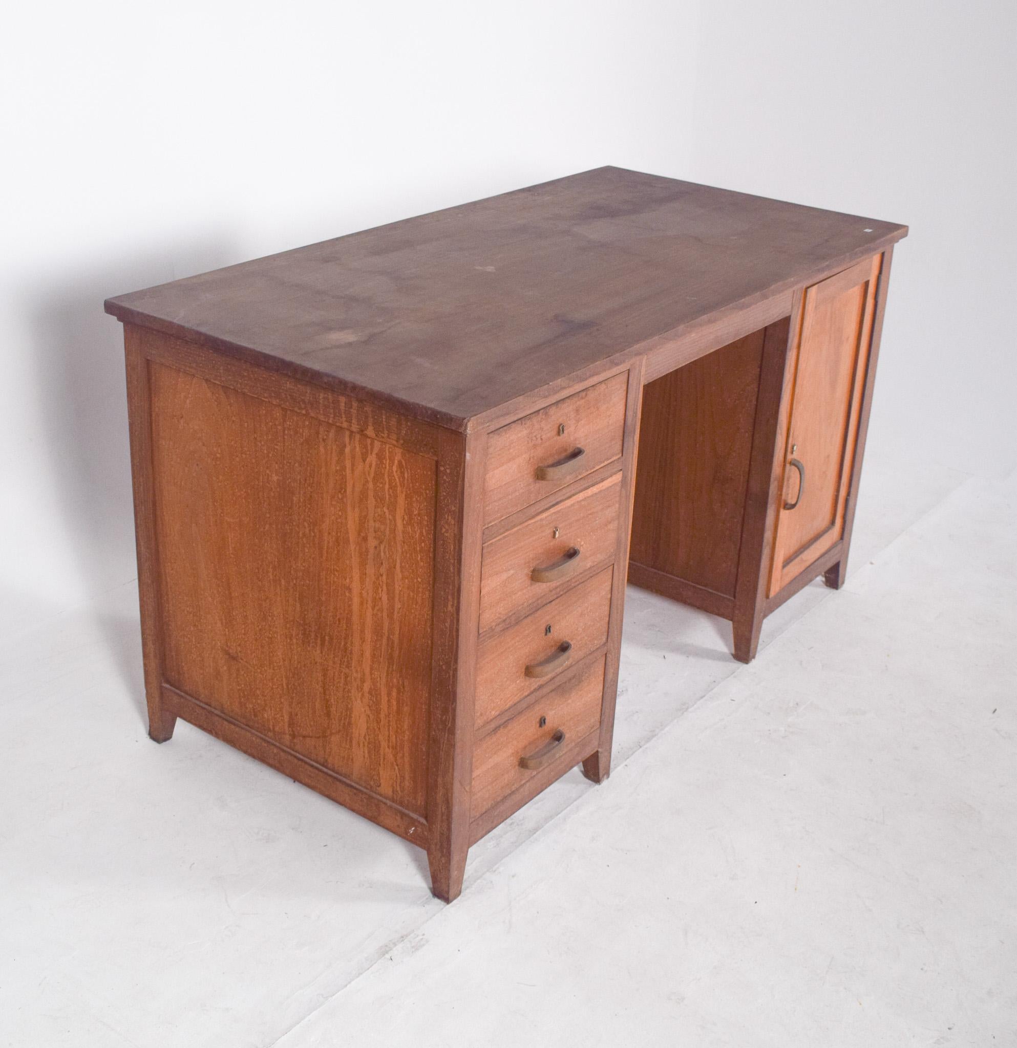 Scrivania portoghese di metà secolo Olaio in Oak In condizioni buone in vendita a Lisboa, Lisboa