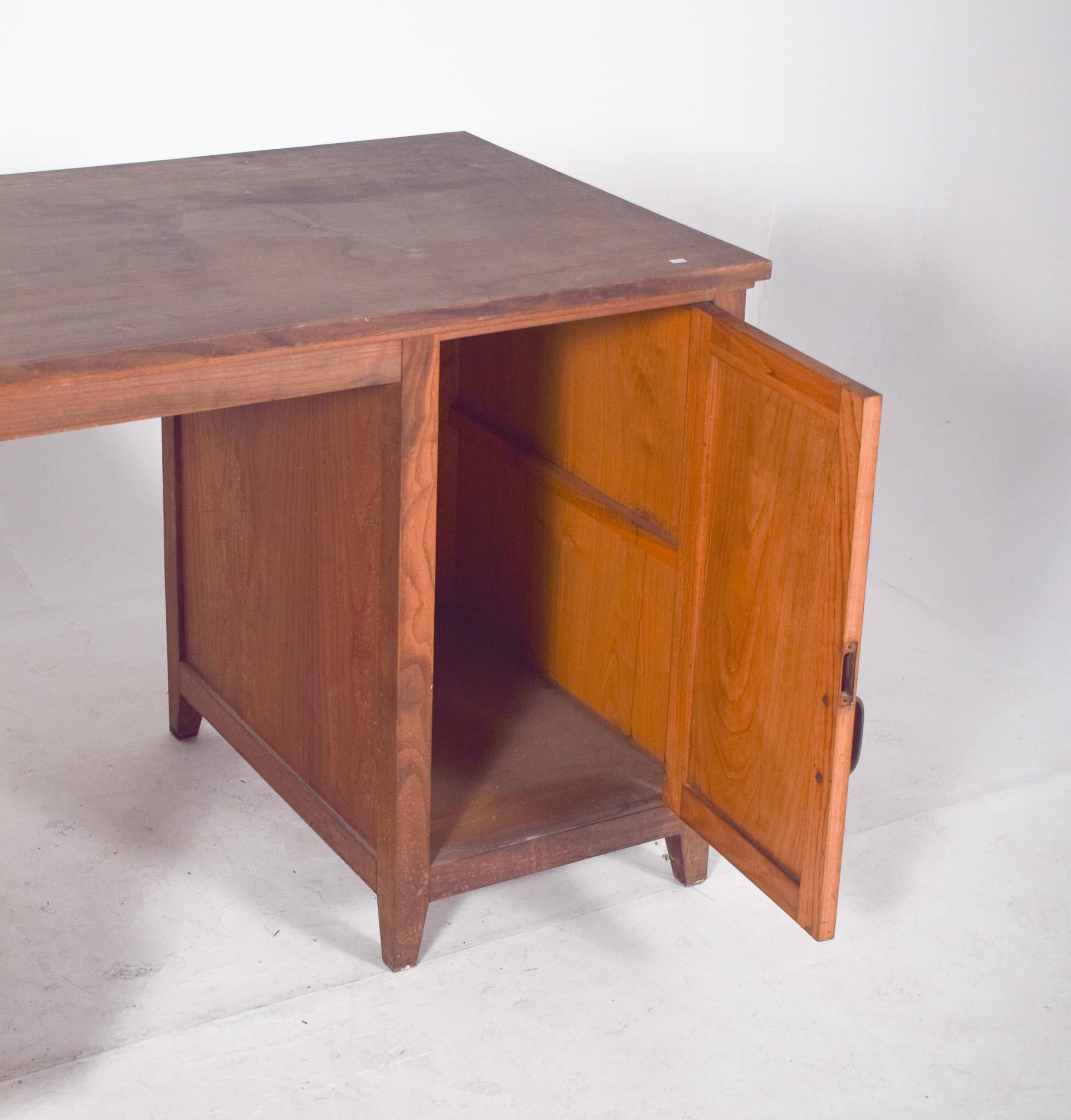 Scrivania portoghese di metà secolo Olaio in Oak in vendita 2
