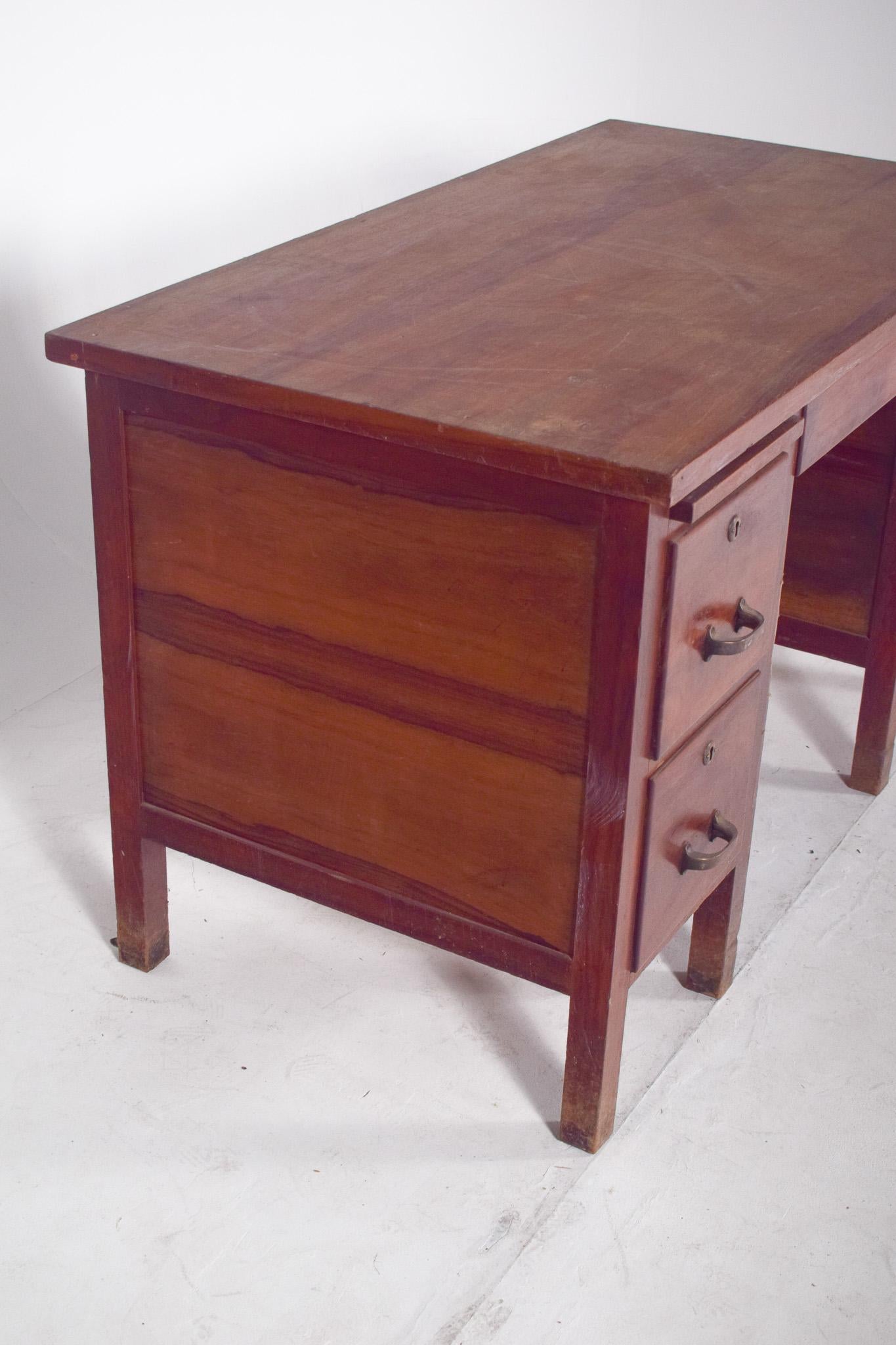 XX secolo Scrivania Olaio portoghese di metà secolo in Wood in vendita
