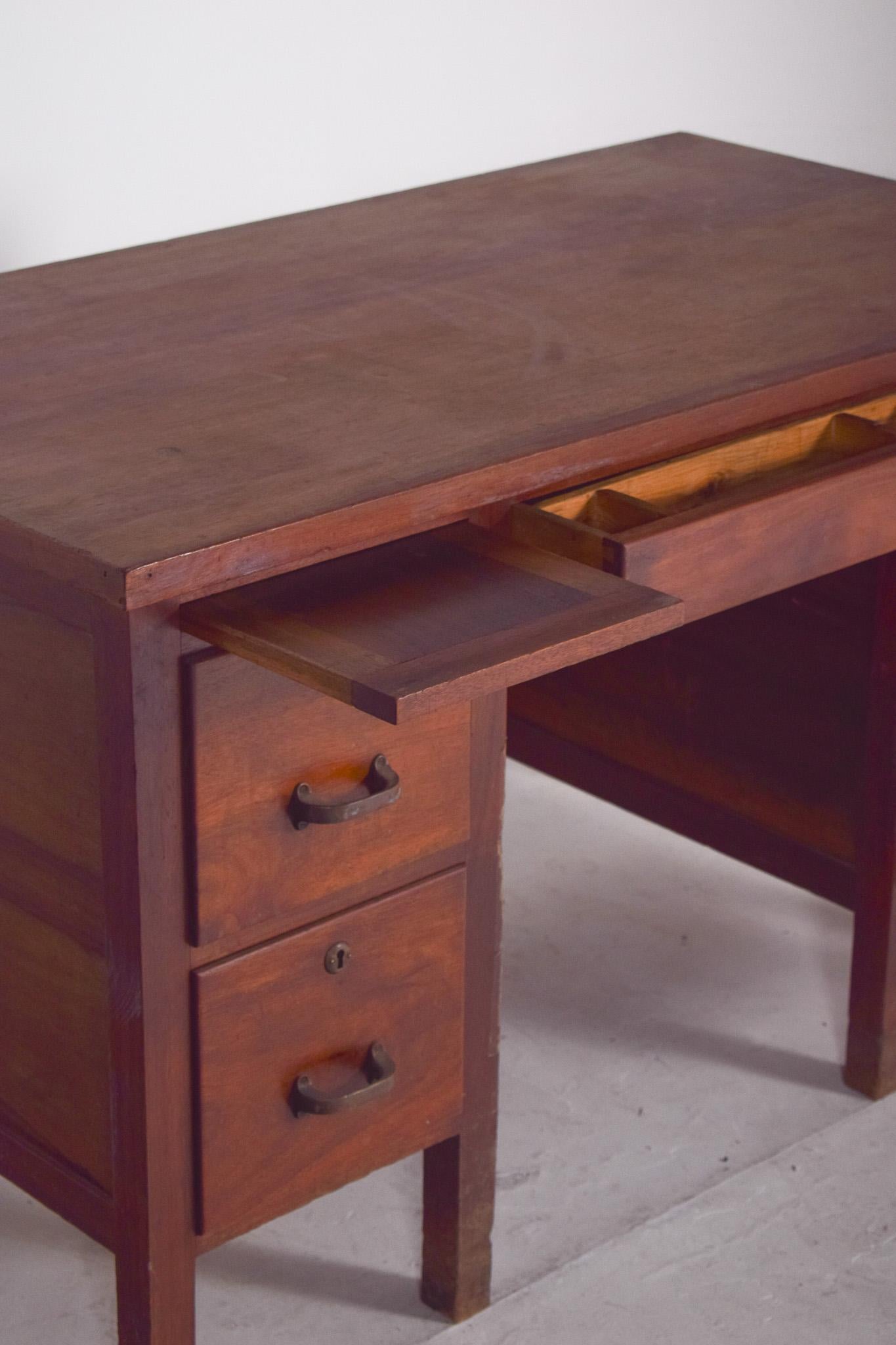 Scrivania Olaio portoghese di metà secolo in Wood in vendita 2