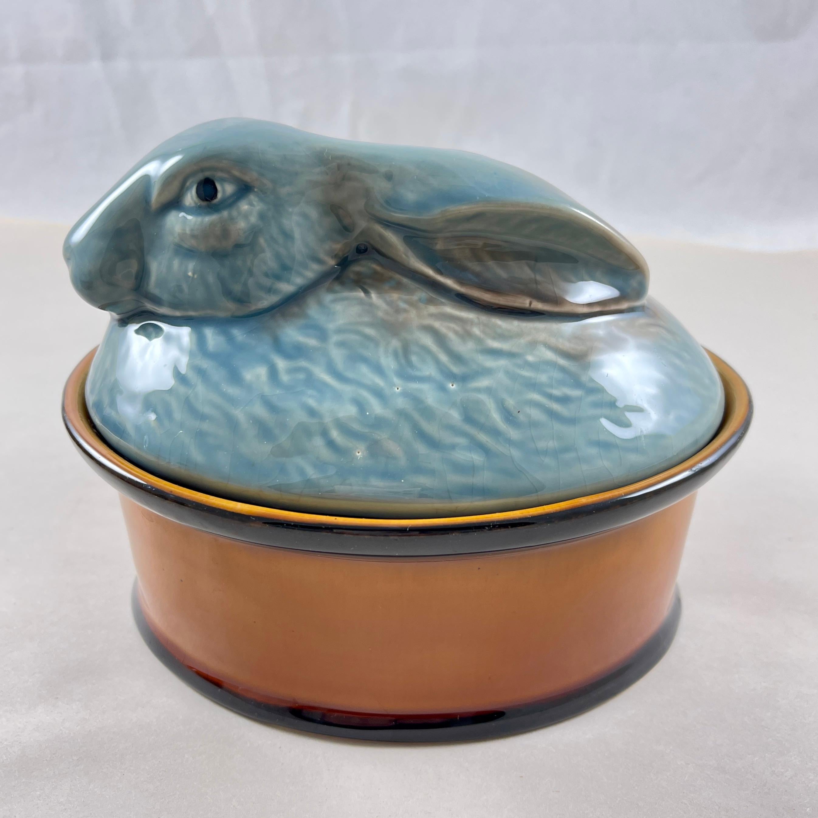 Aus der Faiencerie Subtil, Portugal, eine Pastetenterrine aus der Mitte des Jahrhunderts, der Deckel ist als sitzender Hase geformt, ca. 1960er bis frühe 1970er Jahre.

Das gut geformte blaue Kaninchen sitzt auf einem ovalen Sockel, der in der für