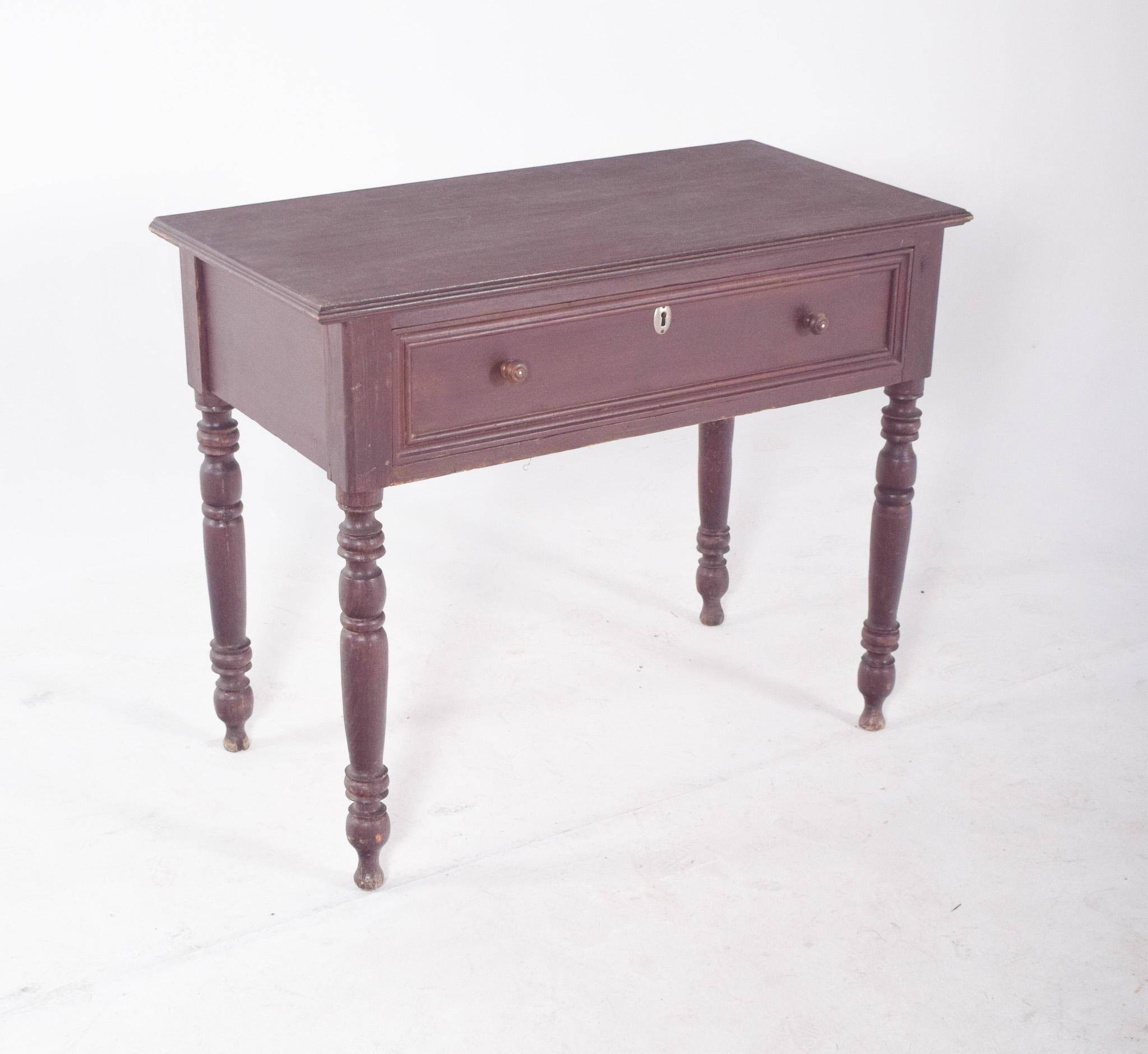 Romantischer Schreibtisch/Tisch mit Schublade. Mit zwei runden Griffen und einem zentralen Schloss ist sie ein funktionelles Stück für die Aufbewahrung kleiner Gegenstände oder Dokumente. Die gedrechselten Beine erinnern an traditionelle Stile wie