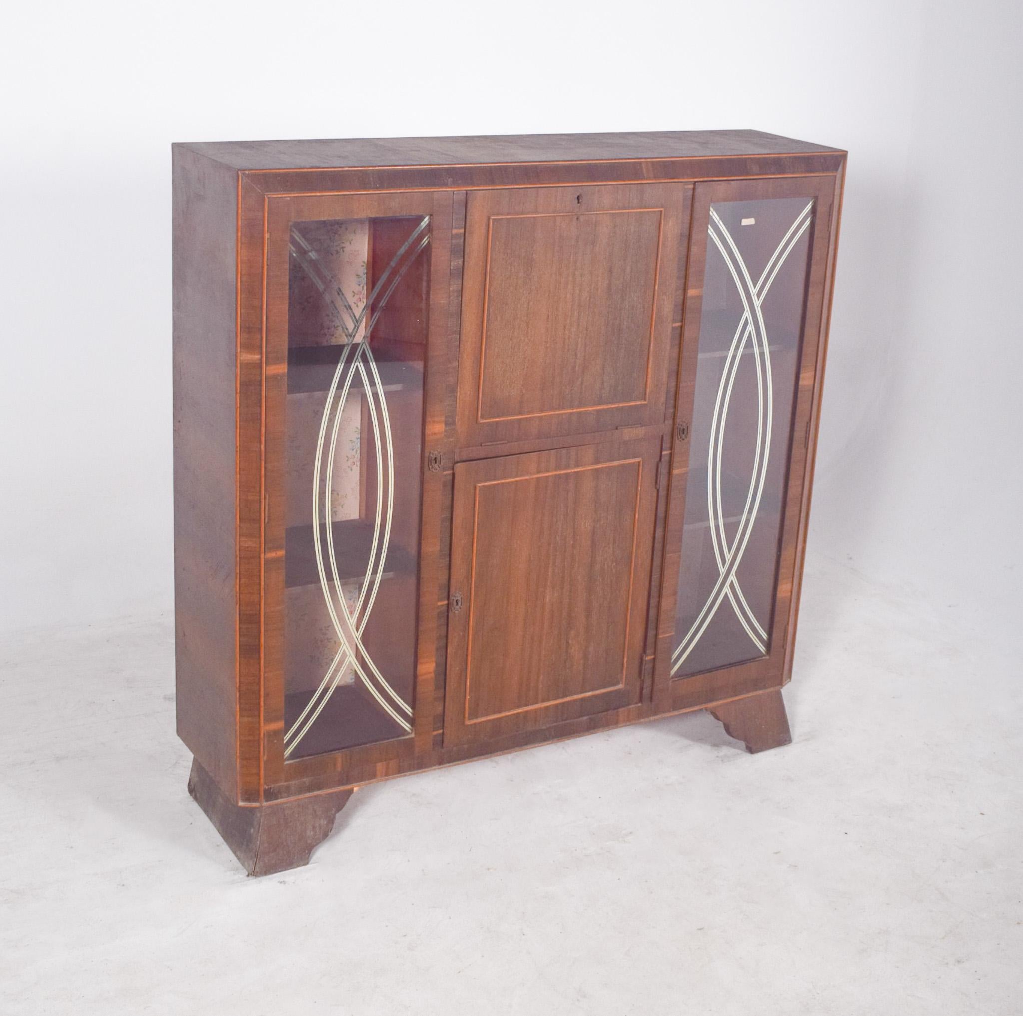 Schaukasten aus Palisanderholz. Das Stück hat gerade, klar definierte Formen mit geometrischen Details, die dem Ganzen Schönheit und Eleganz verleihen. Die beiden Seitentüren sind verglast und mit geschwungenen, weiß lackierten Leisten verziert, die