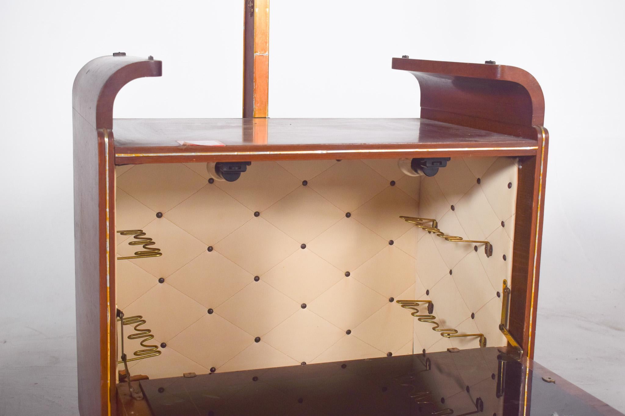 Kleiner portugiesischer Barschrank aus der Mitte des Jahrhunderts (Holz) im Angebot