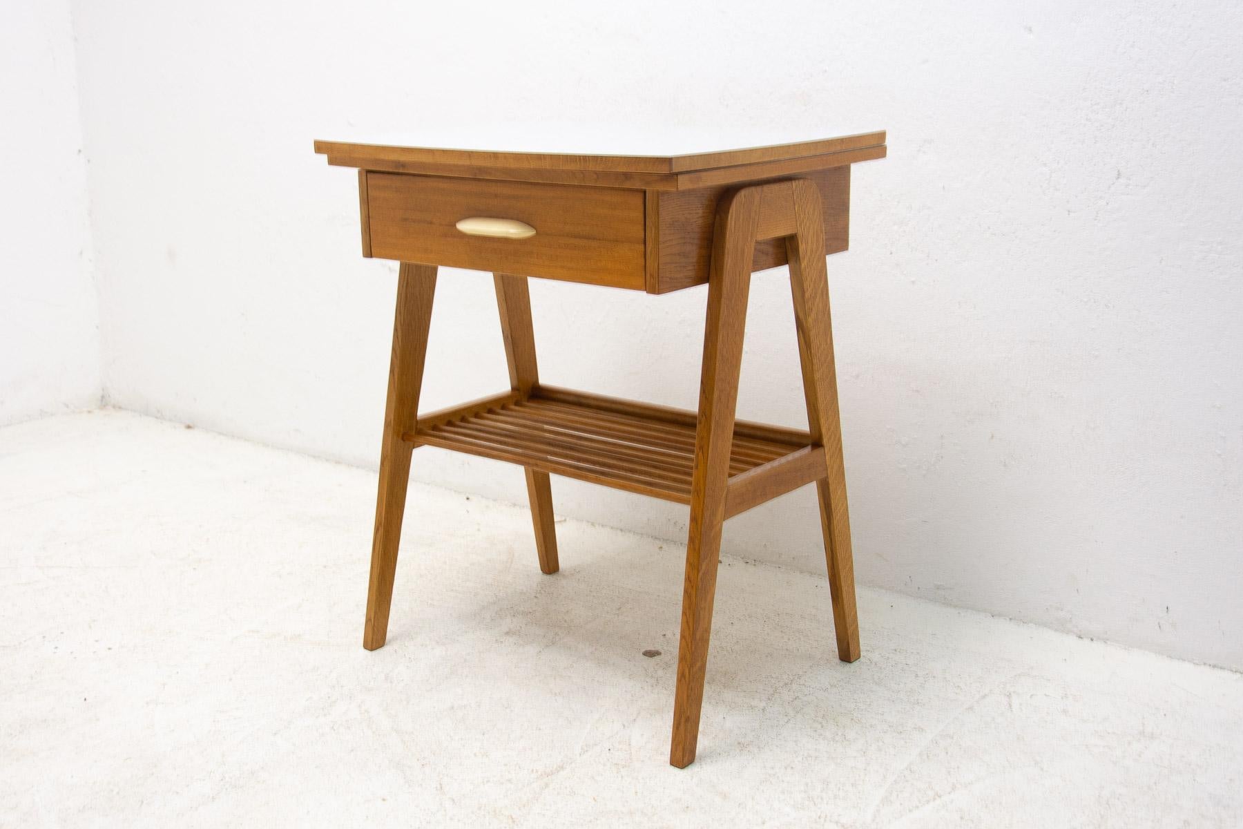 Mid-century positioning TV table. It features a beech wood or ash wood structure, one drawer and a formica table top.

In good vintage condition, shows slight signs of age and using.

Measures: Height: 76 cm
Width: 60 cm
Depth: 48 cm.