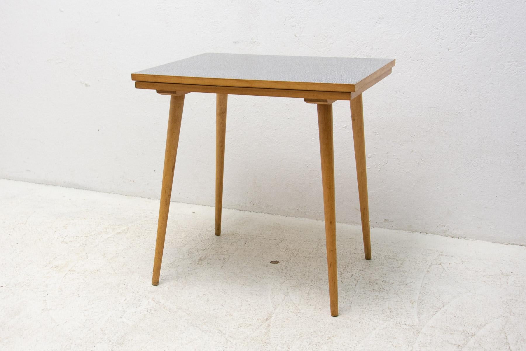 Interesting midcentury positioning side table, formica, beechwood, associated with world-renowned EXPO 58 exhibition in Brussels. In good Vintage condition, showing signs of age and using.
 
Measures : Height: 63 cm

width: 61 cm

depth: 48 cm.
