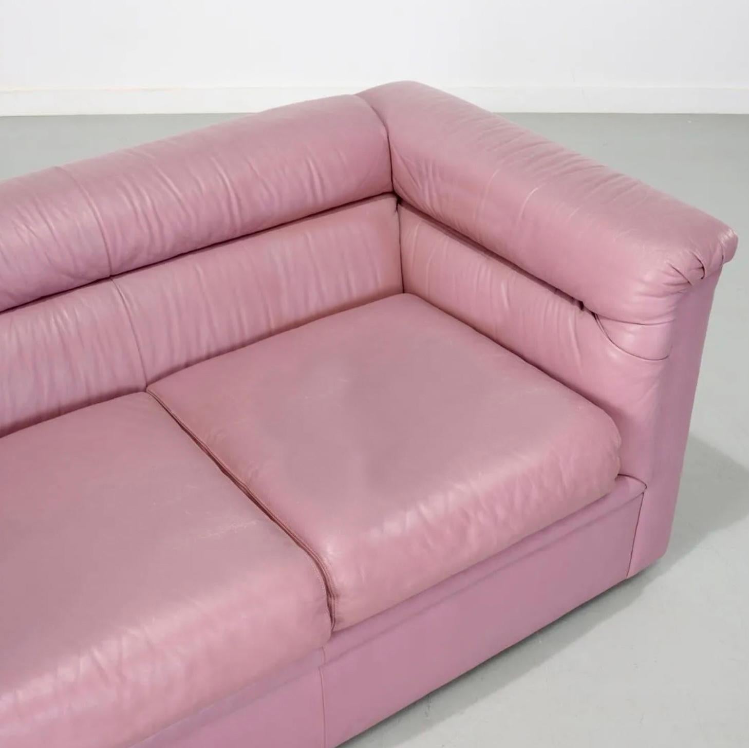 Sauberes postmodernes 2-Sitzer-Sofa aus rosa Leder um 1980 von Selig. Dieses Sofa ist eine Zeitkapsel aus den 1980er/1990er Jahren mit geschwollenen Seitenarmen und Rückenkissen und 2 unteren Kissen. Das Sofa ist ganz original in sehr gutem Zustand.