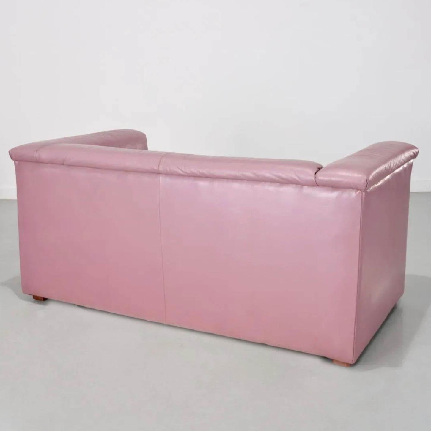 Postmodernes Mauve-rosa Leder-Puffy-Sofa 1980er Jahre Selig mit 2 Sitzen (amerikanisch) im Angebot