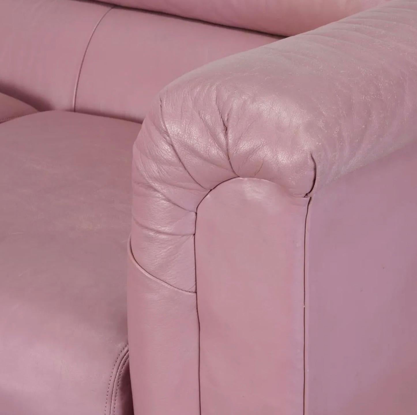 Postmodernes Mauve-rosa Leder-Puffy-Sofa 1980er Jahre Selig mit 2 Sitzen (Holzarbeit) im Angebot