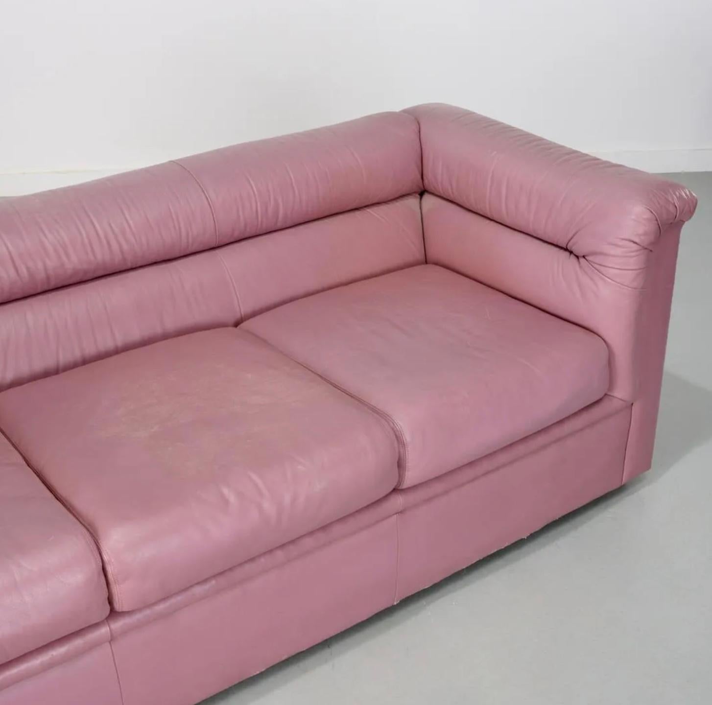 Sauberes postmodernes 3-sitziges rosa Ledersofa aus der Jahrhundertmitte um 1980 von Selig. Dieses Sofa ist eine Zeitkapsel aus den 1980er/1990er Jahren mit geschwollenen Seitenarmen und Rückenkissen sowie 3 unteren Kissen. Das Sofa ist ganz