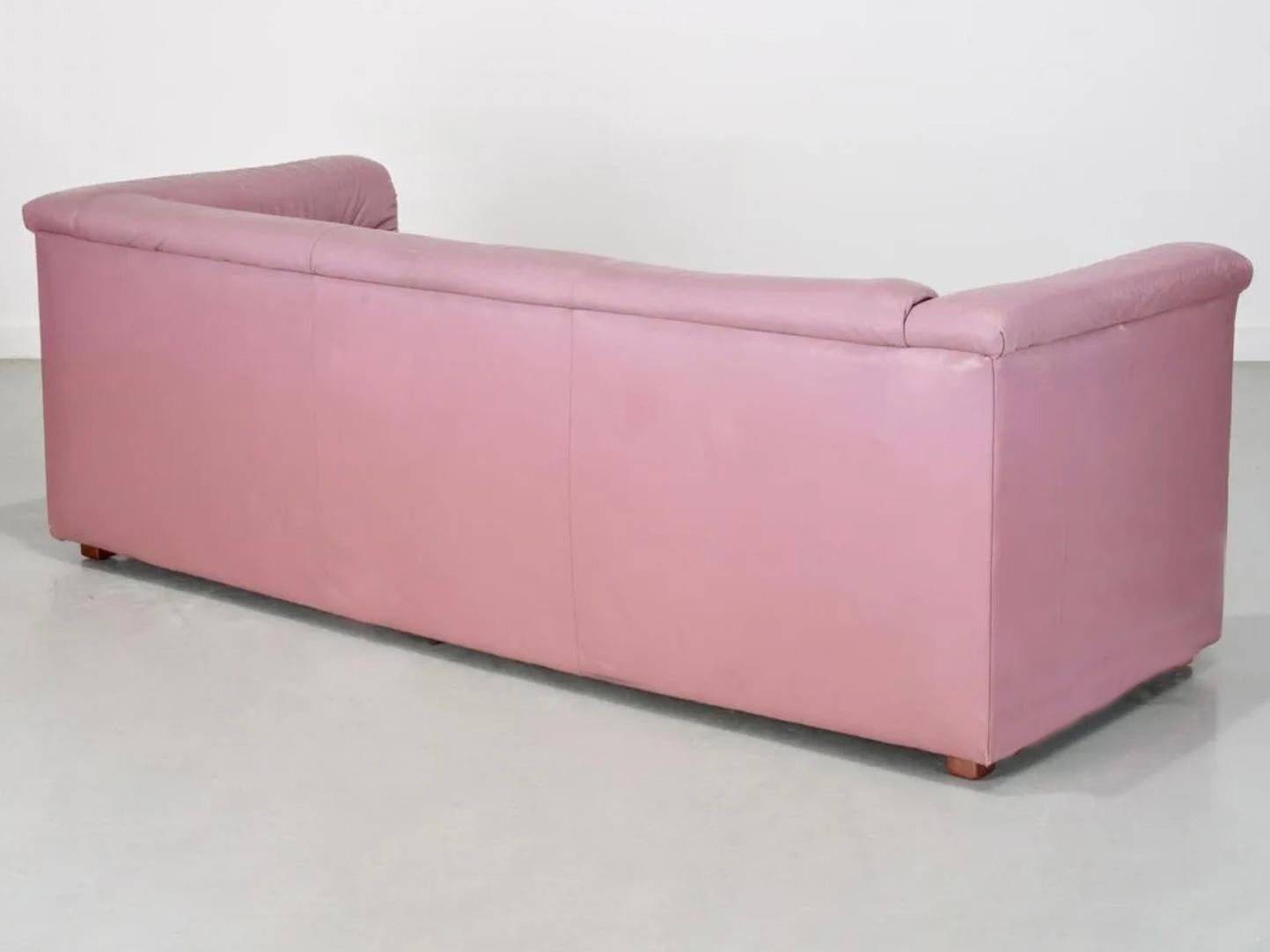 Postmodernes Midcentury Post Modern 3-Sitz-Sofa aus Mauve-Rosa-Leder Puffy 1980er Jahre Selig (amerikanisch) im Angebot