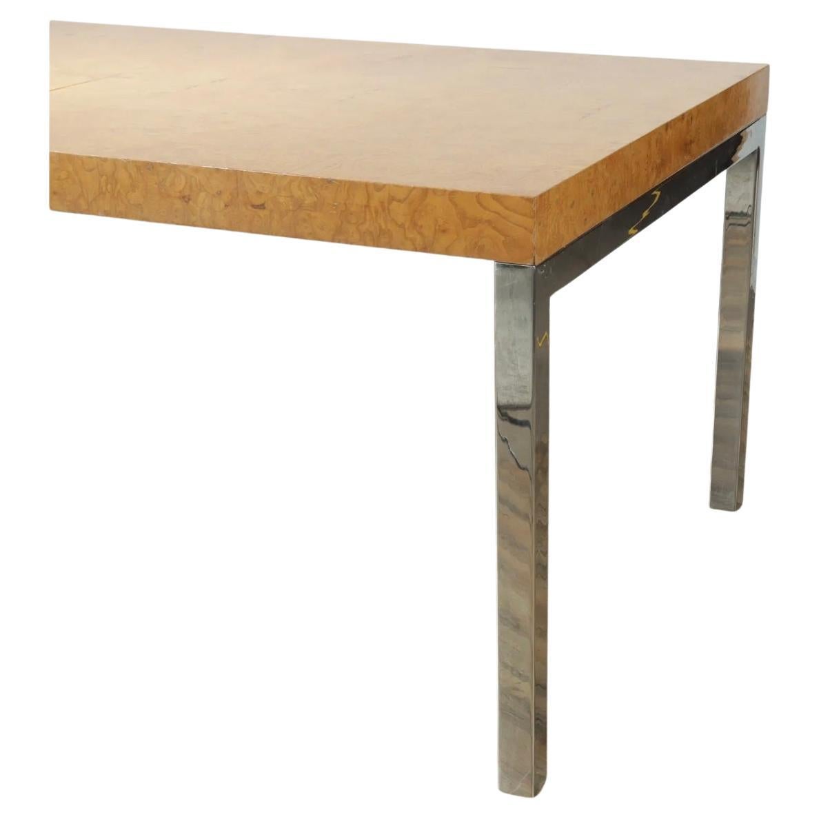 Mesa de comedor postmoderna de mediados de siglo en burl rubio con patas cromadas y 3 hojas Moderno de mediados de siglo en venta