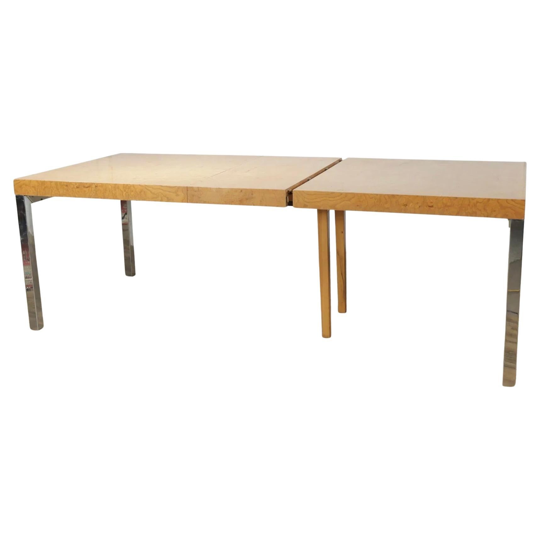 Mesa de comedor postmoderna de mediados de siglo en burl rubio con patas cromadas y 3 hojas Estadounidense en venta