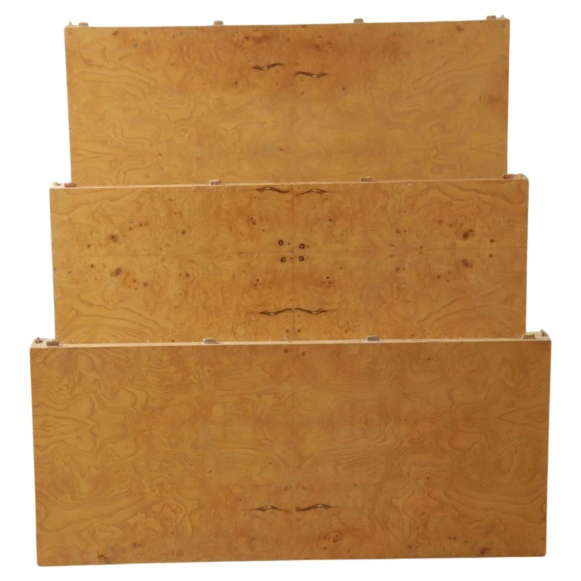 Mesa de comedor postmoderna de mediados de siglo en burl rubio con patas cromadas y 3 hojas Carpintería en venta