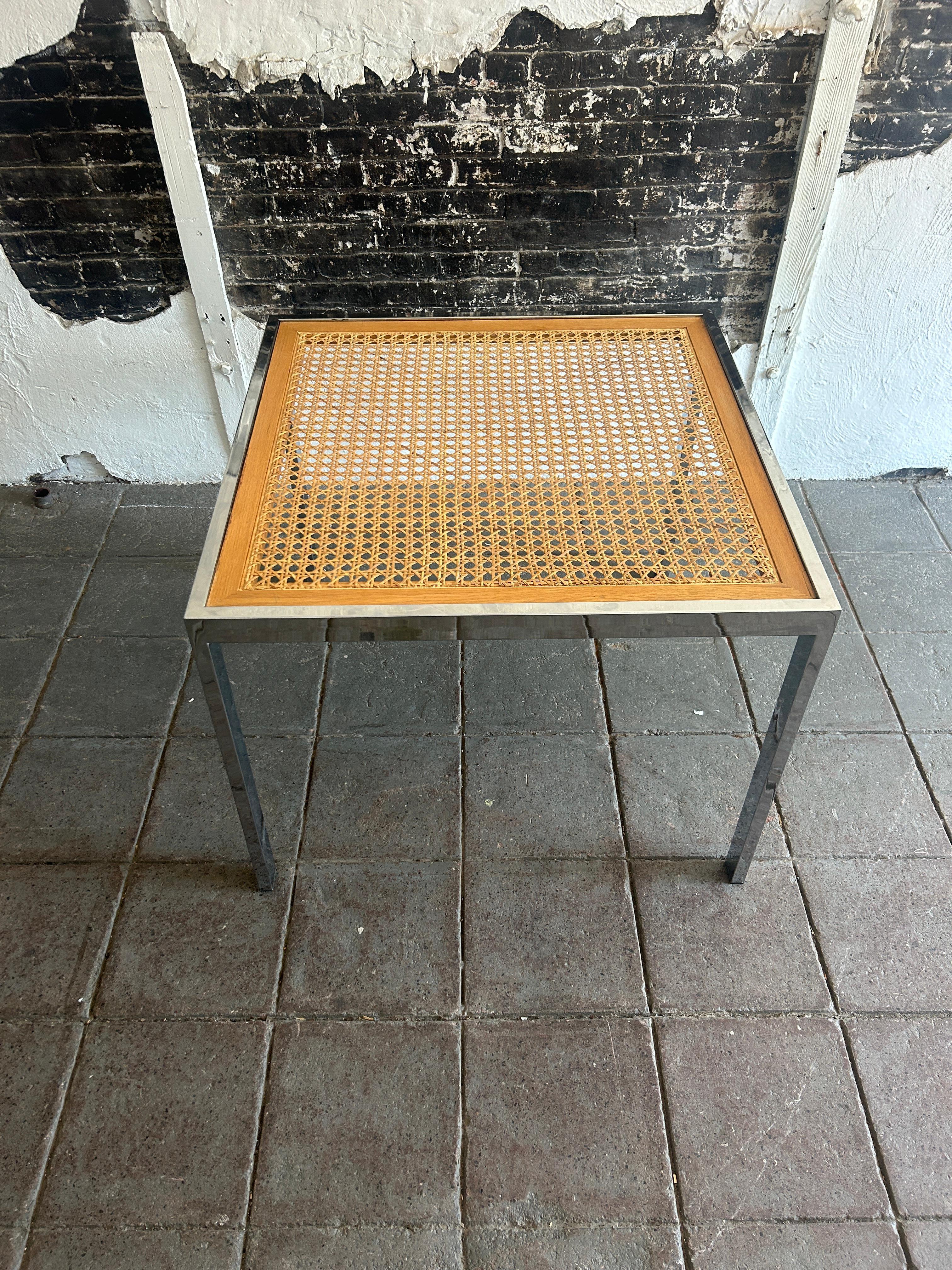 Mesa de comedor de cristal cromado postmoderna de mediados de siglo, de DIA. Una mesa muy adecuada como mesa de comedor, de desayuno o de juegos. Una mesa de comedor de tamaño perfecto para un pequeño apartamento urbano. Esta pieza toca