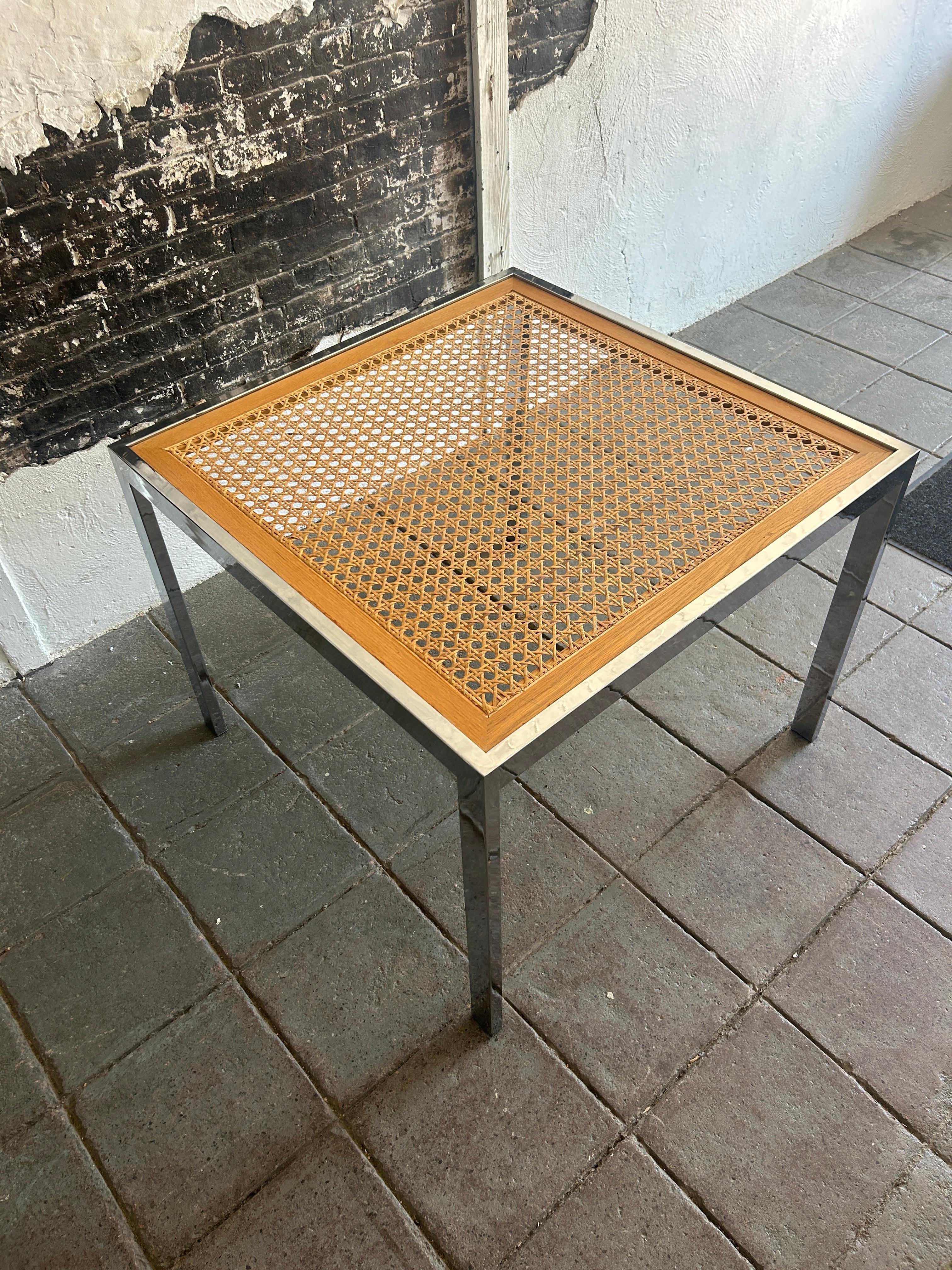 Mesa de comedor de cristal cromado postmoderna de mediados de siglo de DIA Posmoderno en venta