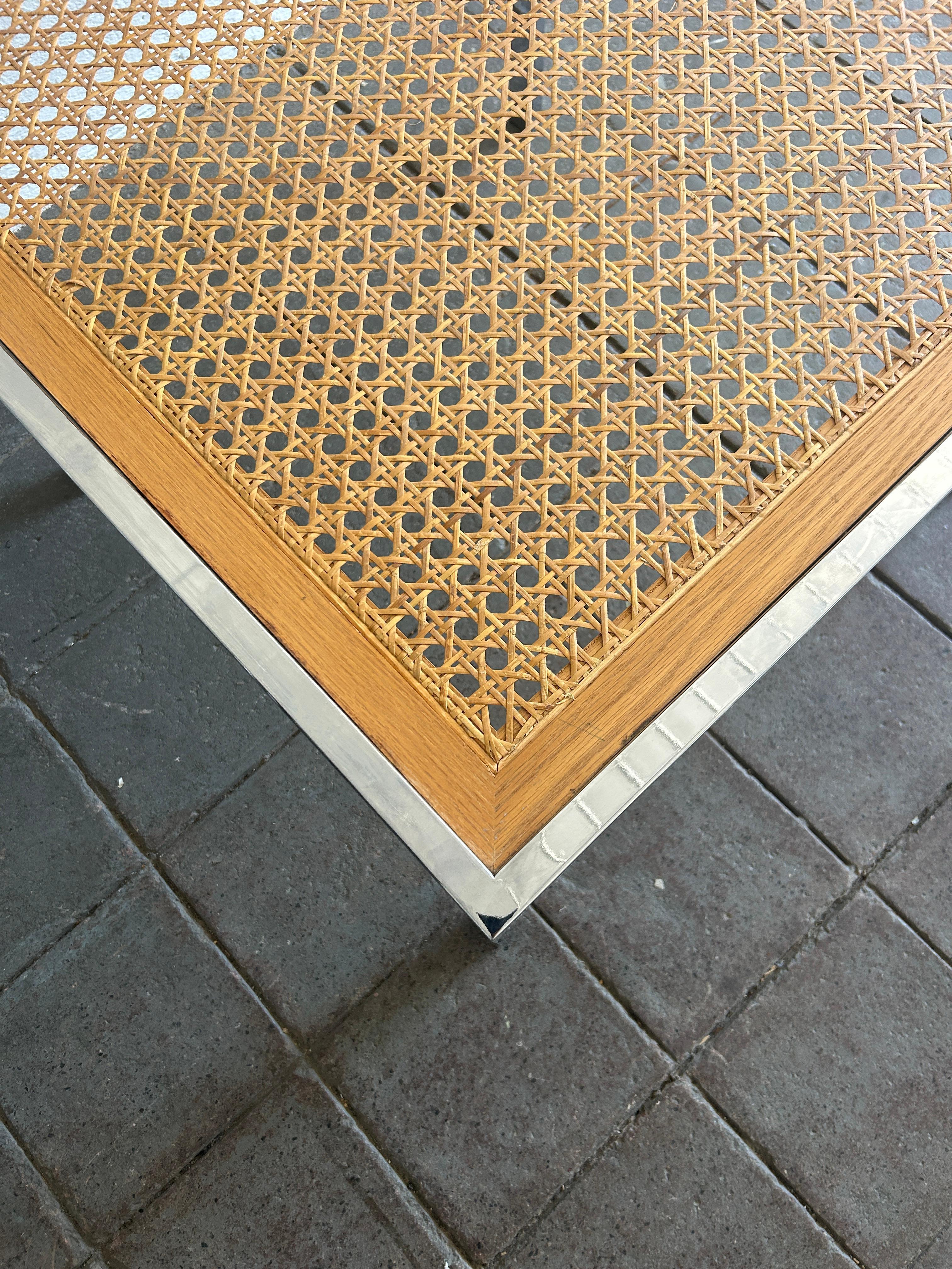 Mesa de comedor de cristal cromado postmoderna de mediados de siglo de DIA en Bueno estado para la venta en Brooklyn, NY