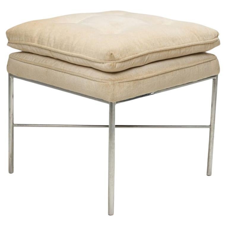 Sgabello imbottito con base a X cromata post-moderna di metà secolo. Un piccolo sgabello ideale per la vanità o la scrivania o semplicemente un ottimo sgabello d'accento. Buone condizioni vintage. Pronto all'uso.

Ritiro locale a Brooklyn NYC o