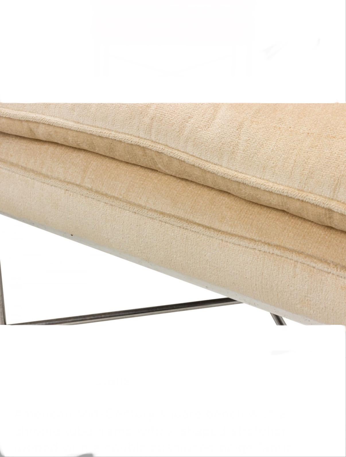 Postmoderno Sgabello imbottito con base a X cromata post-moderna di metà secolo in vendita