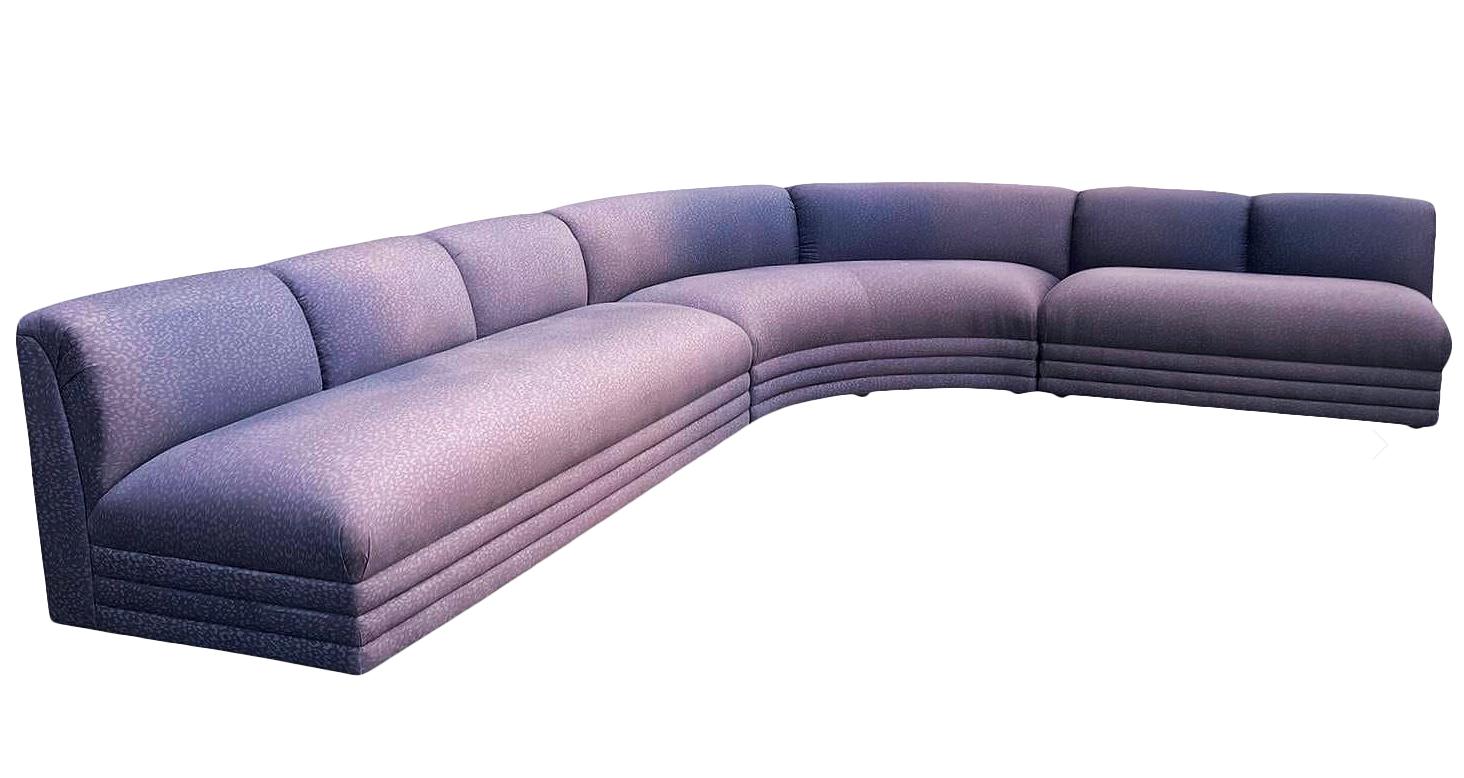Un elegante y asombroso sofá seccional en forma de L con increíbles líneas de diseño. Este sofá bien construido es de Directional furniture, de hacia los años 80. Presenta el tejido original en 3 piezas modulares separadas. Etiquetas de fabricante.