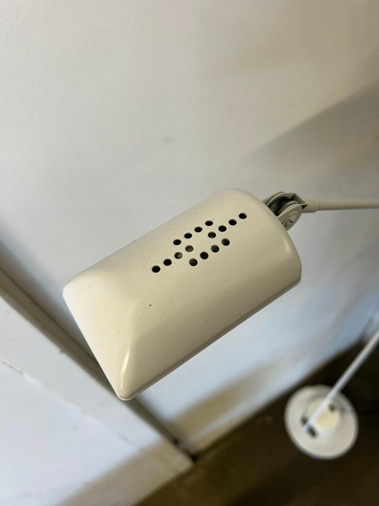 Lámpara de pie halógena minimalista Daphine diseñada por Tommaso Cemini para lumina Italia. La lámpara es ajustable y tiene (2) modos Alto y bajo también tiene un interruptor de encendido y apagado de pie. Tiene una ligera pátina, pero sigue en buen
