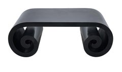 Cocktail Table rettangolare di metà secolo post-moderno in nero lucido a forma di voluta