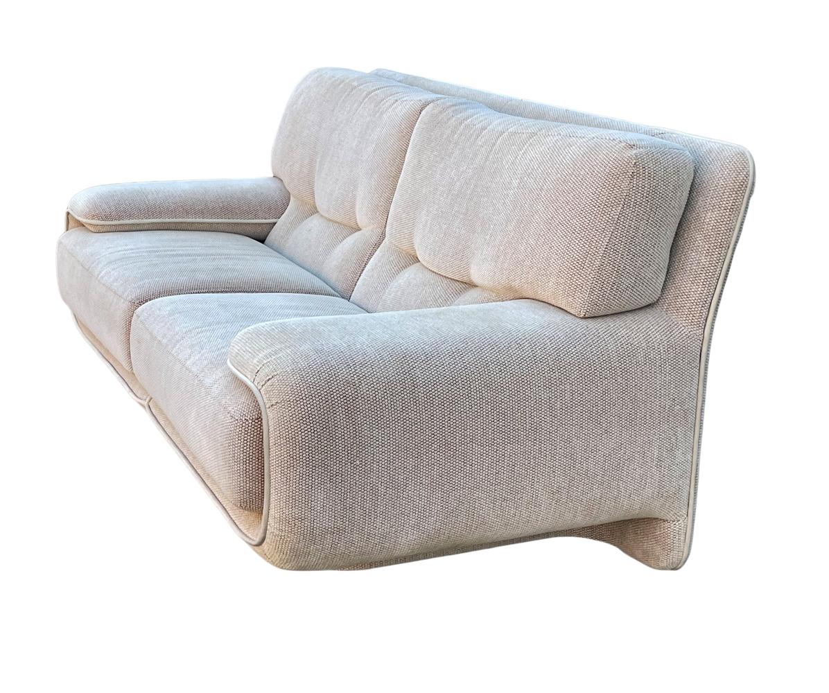 Tissu Siège ou canapé post-moderne du milieu du siècle dernier, produit par Preview Furniture en vente