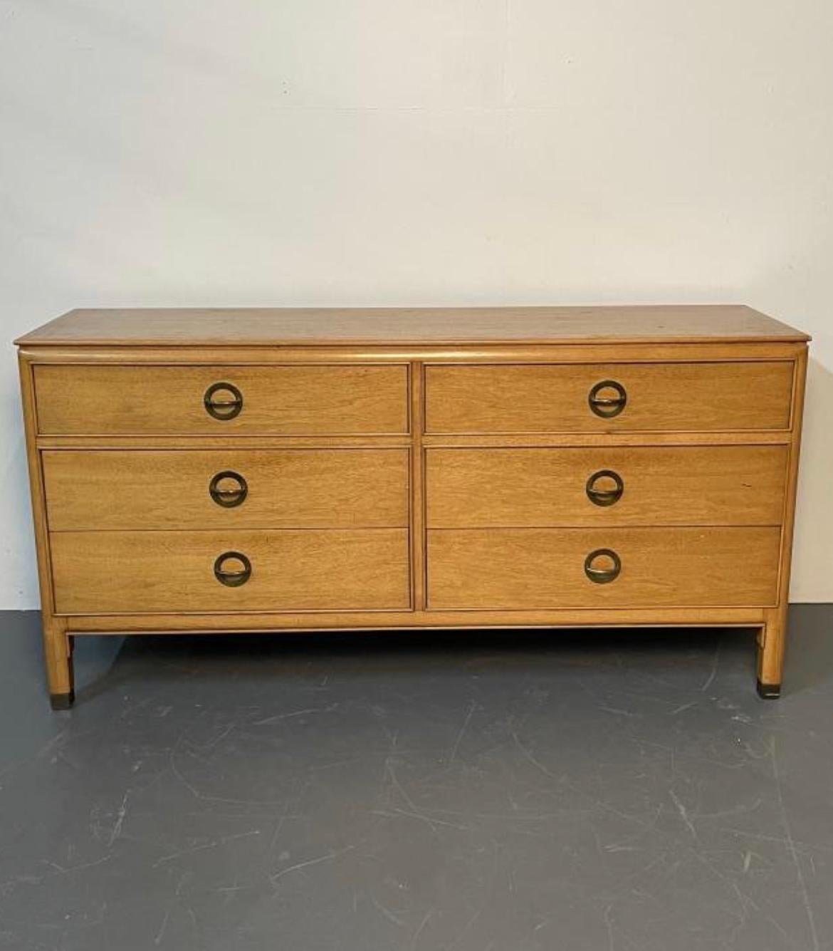 Travail du bois Midcentury Post Modern Oak 6 Drawer Dresser Credenza Brass Pulls Style Dunbar en vente