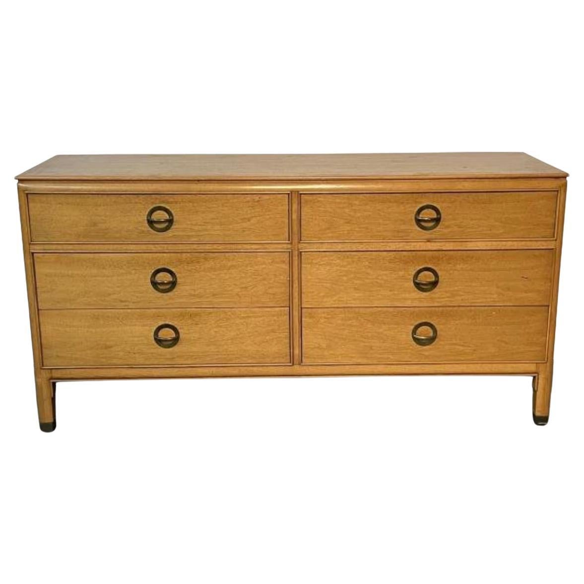 Midcentury Post Modern Oak 6 Drawer Dresser Credenza Brass Pulls Style Dunbar en vente