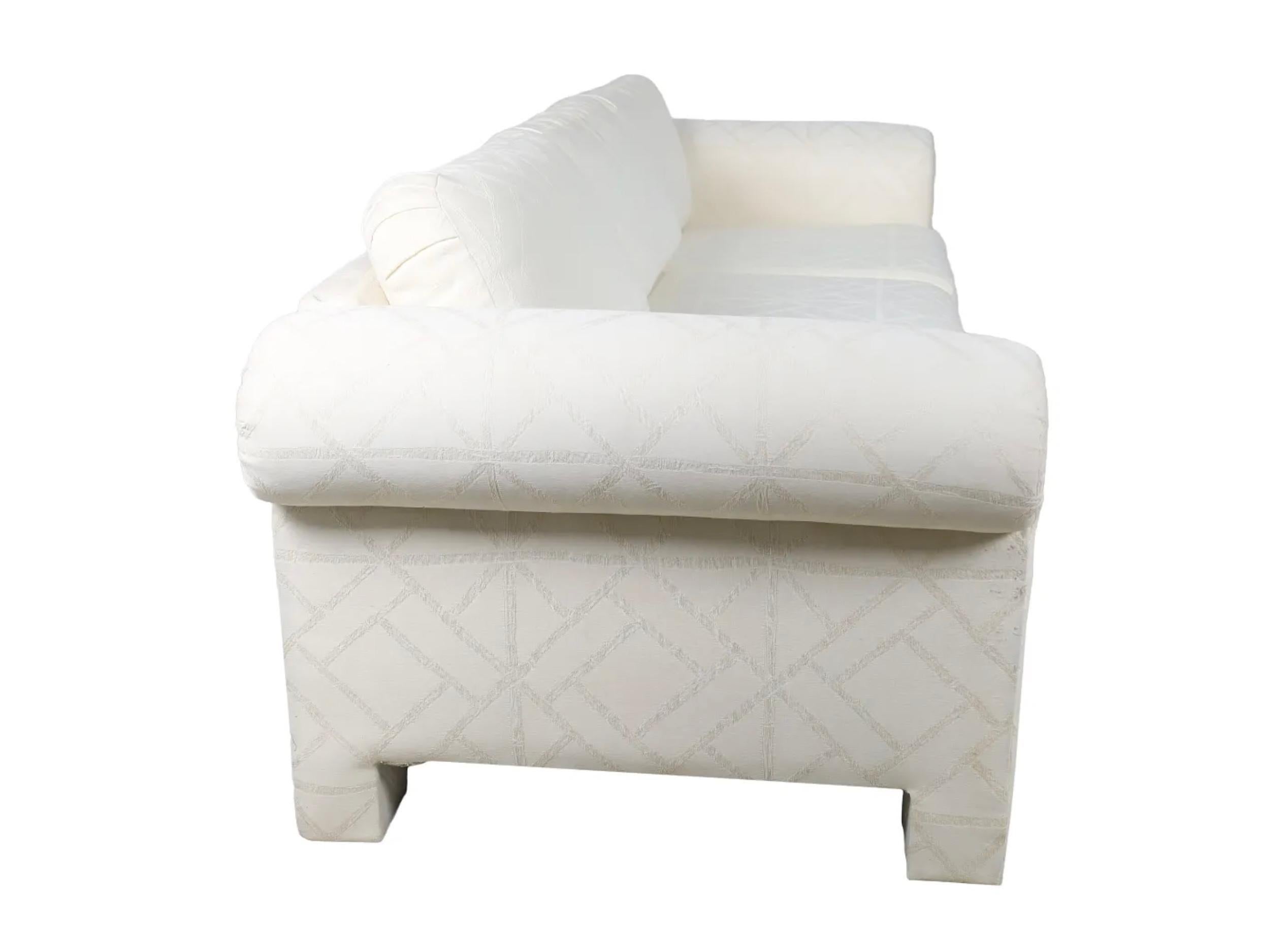 Postmodernes 3-sitziges Parsons-Sofa aus der Jahrhundertmitte, entworfen von Milo Baughman für Thayer Coggin. Beautiful Rounded Wasserfall Arme weiß strukturierte Polsterung. Sits Chrom Basis mit 4 voll gepolsterte Beine. gute gebrauchte Vintage