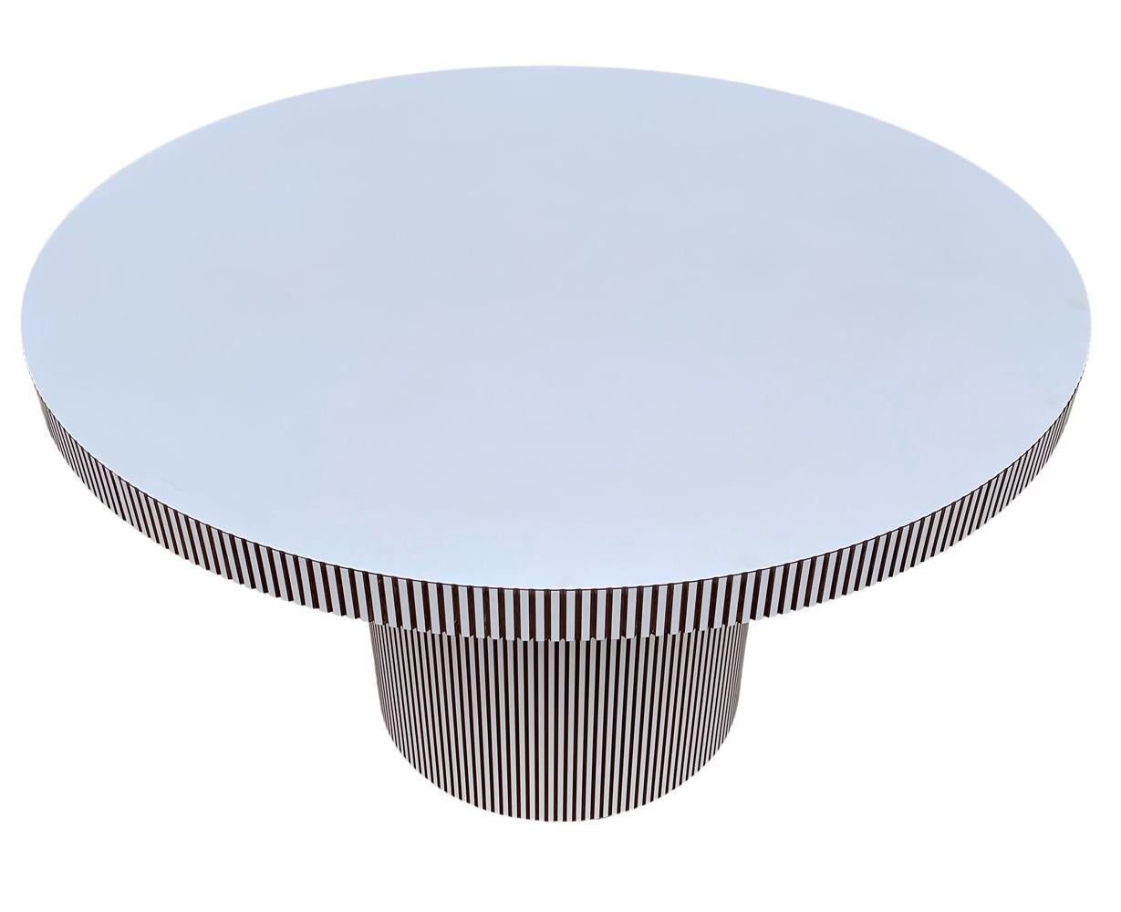 Postmoderne Table de salle à manger ronde ou circulaire post-moderne du milieu du siècle dernier en blanc avec côté en relief en vente