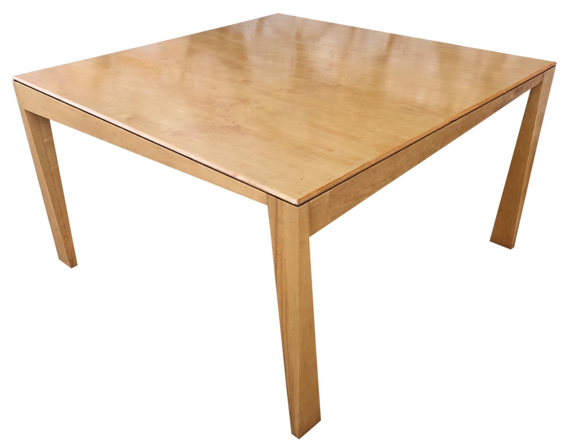 Minimaliste Table de salle à manger carrée en érable à pieds asymétriques de style postmoderne du milieu du siècle dernier en vente