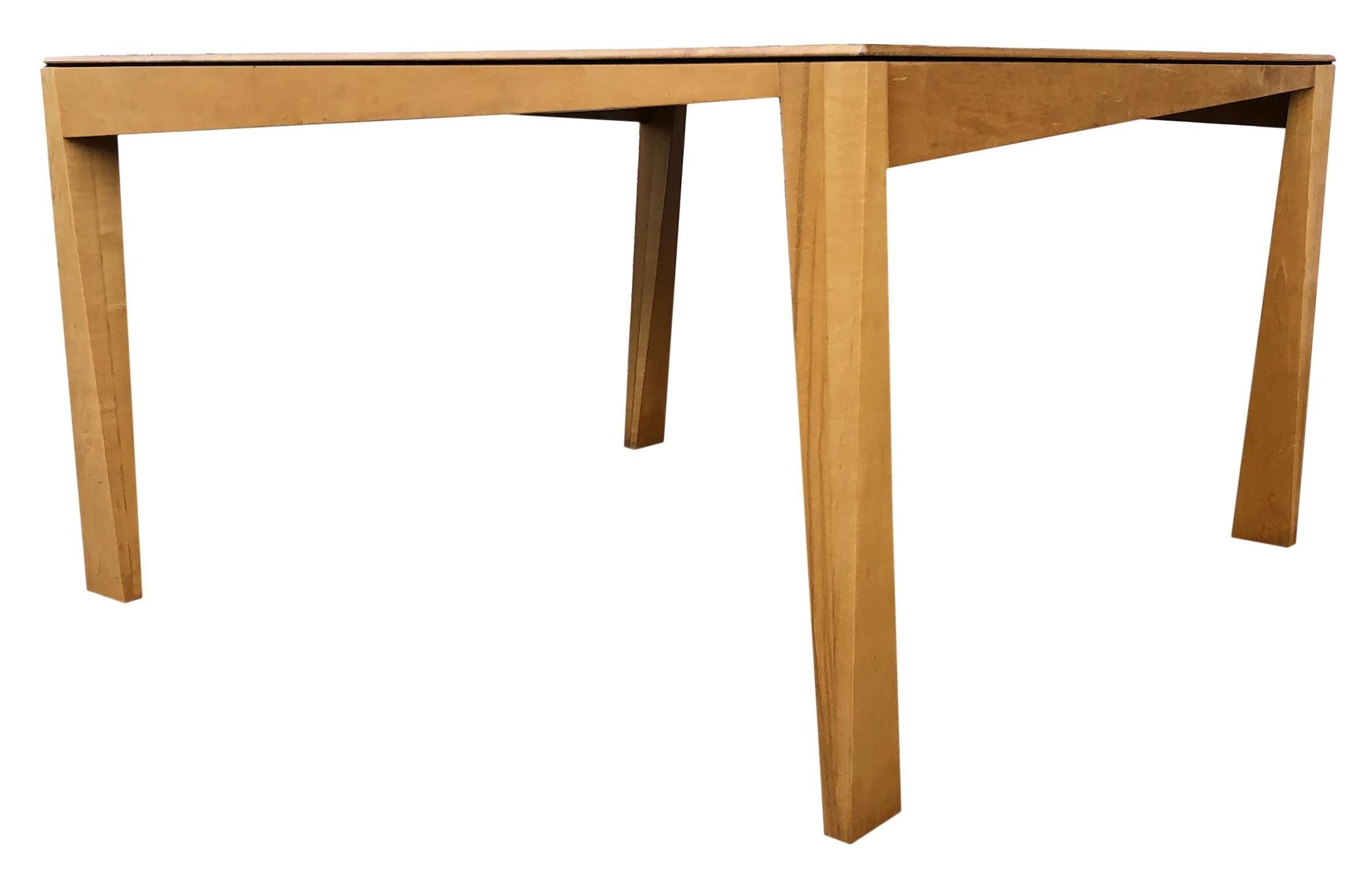 Néerlandais Table de salle à manger carrée en érable à pieds asymétriques de style postmoderne du milieu du siècle dernier en vente