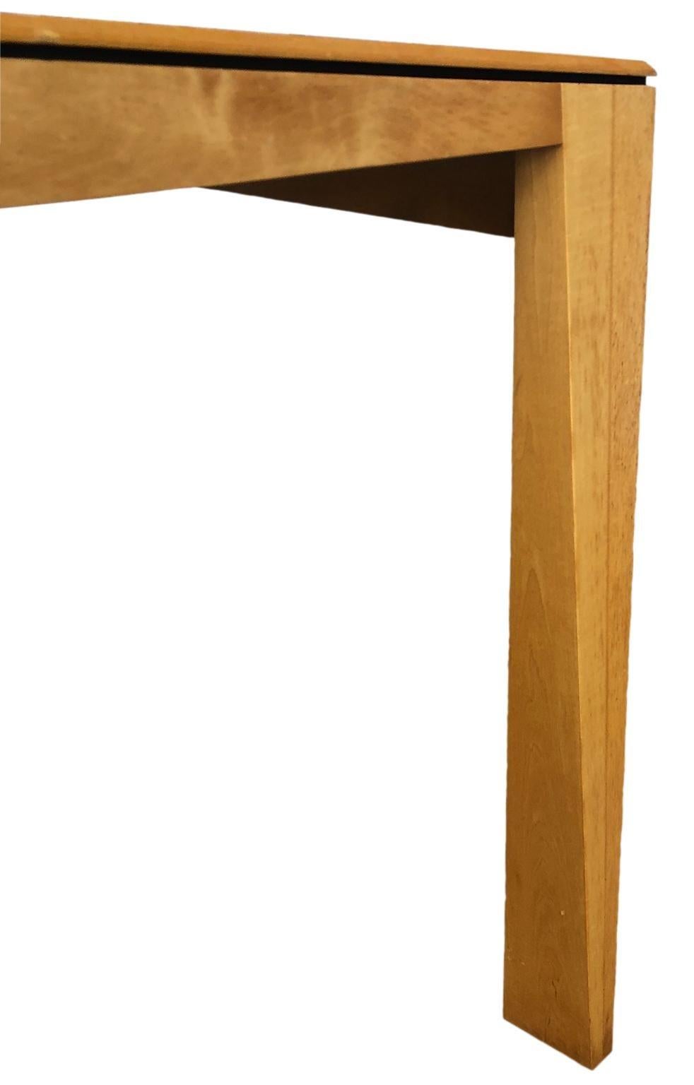 Fin du 20e siècle Table de salle à manger carrée en érable à pieds asymétriques de style postmoderne du milieu du siècle dernier en vente