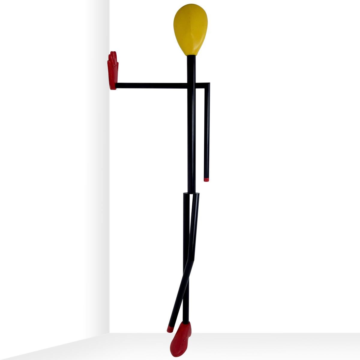 This playful Postmodern coat stand is not only a smart space saver in a hallway, pantry or dressing room, it is also a pleasant and cheerful interior element to look at.
The black steel frame leans against the wall casually. There is a possibility