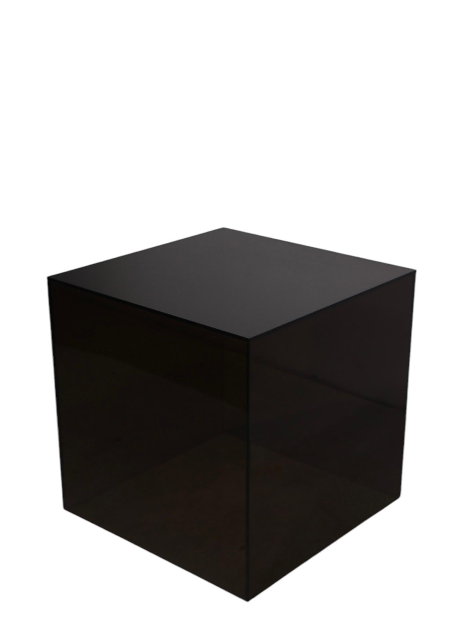 Schicke Tischleuchte in Tótem-Form aus der Mitte des Jahrhunderts, Post Modern, Space Age, entworfen von Adrian Pearsall für die Modeline Lamp Company,  Kalifornien, ca. 1960/70er Jahre. Die Leuchte hat einen Holzsockel, einen weißen