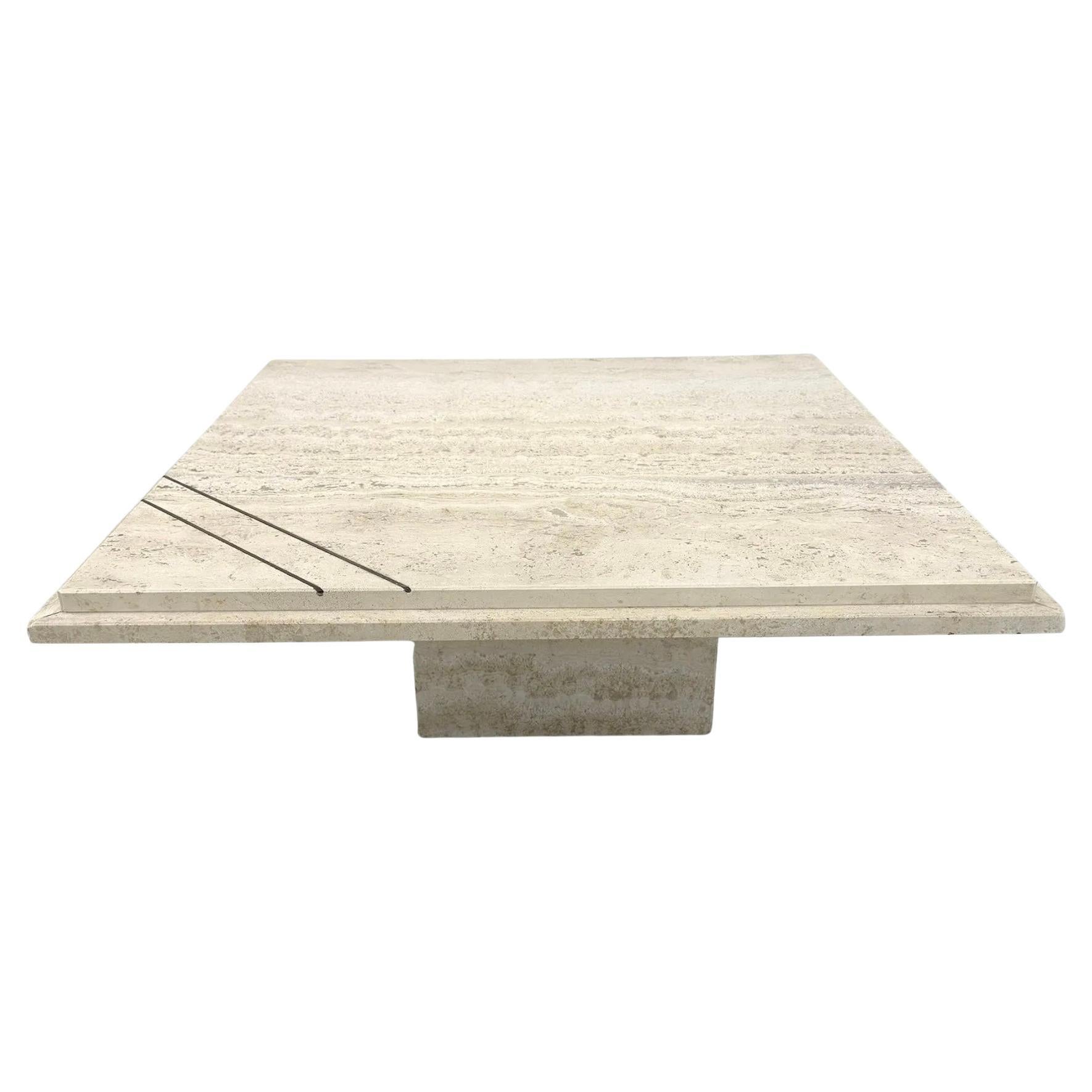 Table basse carrée en travertin de style post-moderne du milieu du siècle dernier avec détails en laiton