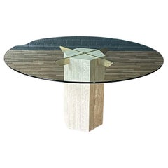 Table de salle à manger post-moderne du milieu du siècle dernier en travertin et laiton par Artedi