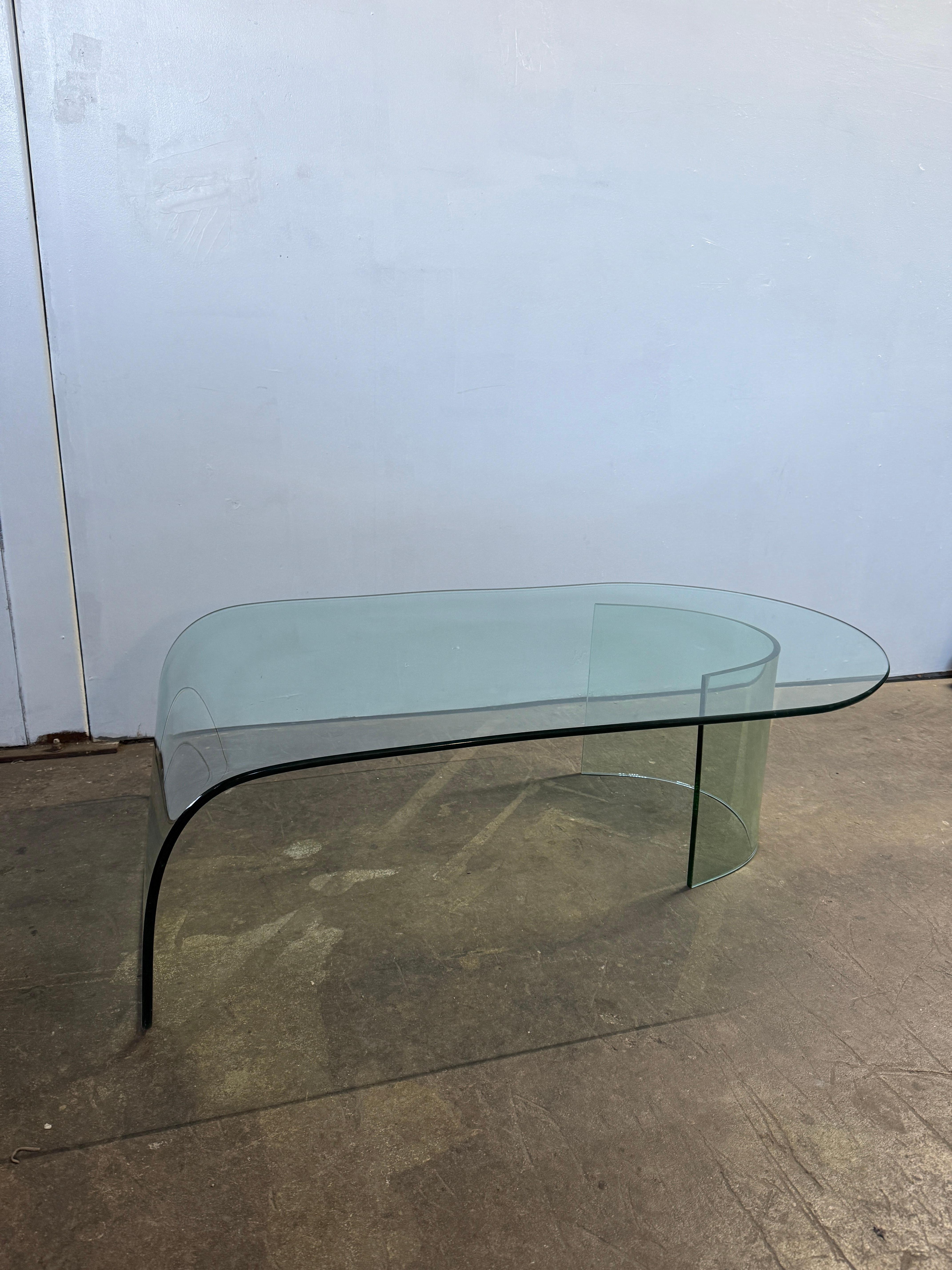 Mesa de centro postmoderna de cristal en cascada de mediados de siglo Posmoderno en venta