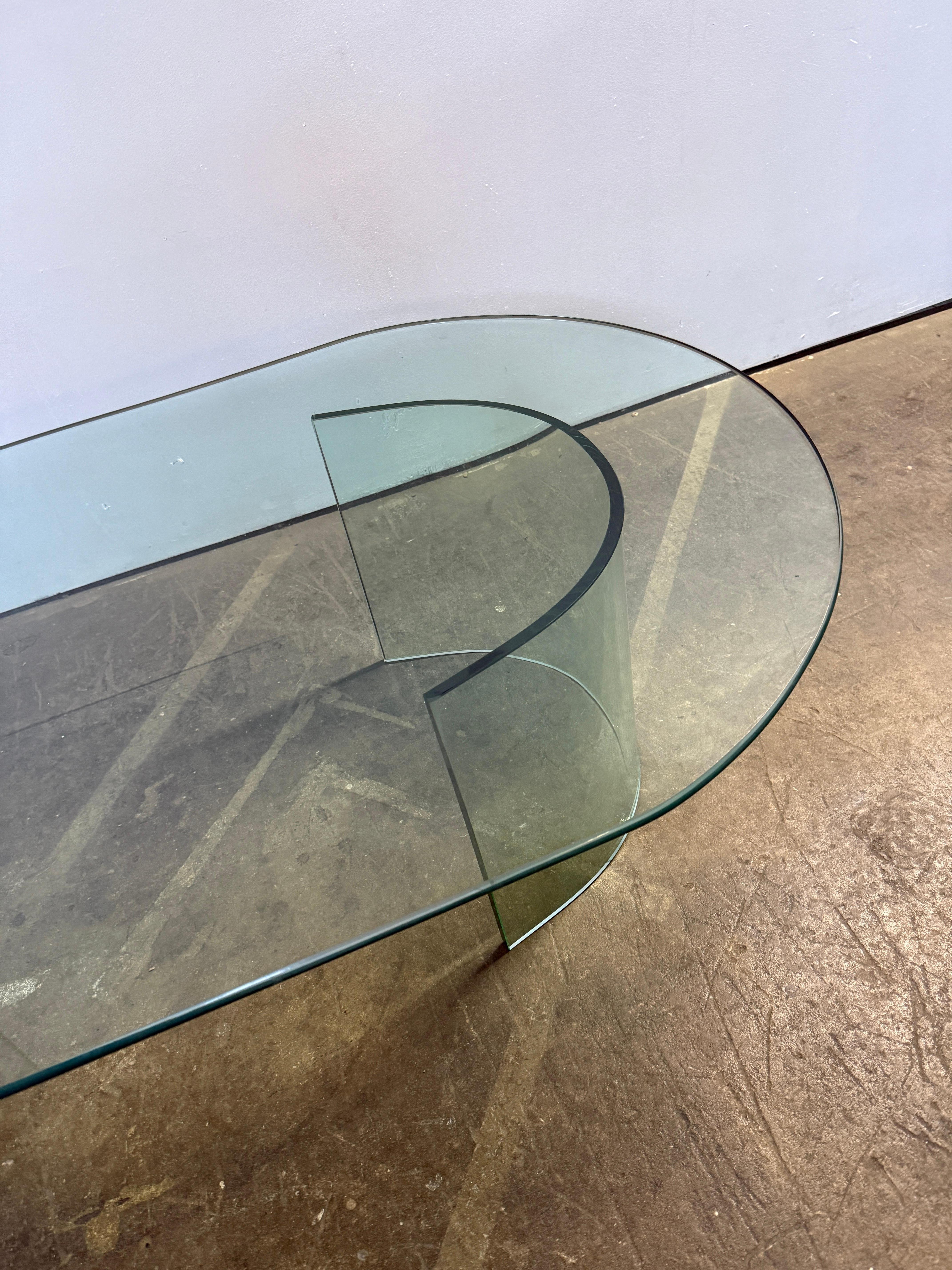 Mesa de centro postmoderna de cristal en cascada de mediados de siglo Italiano en venta