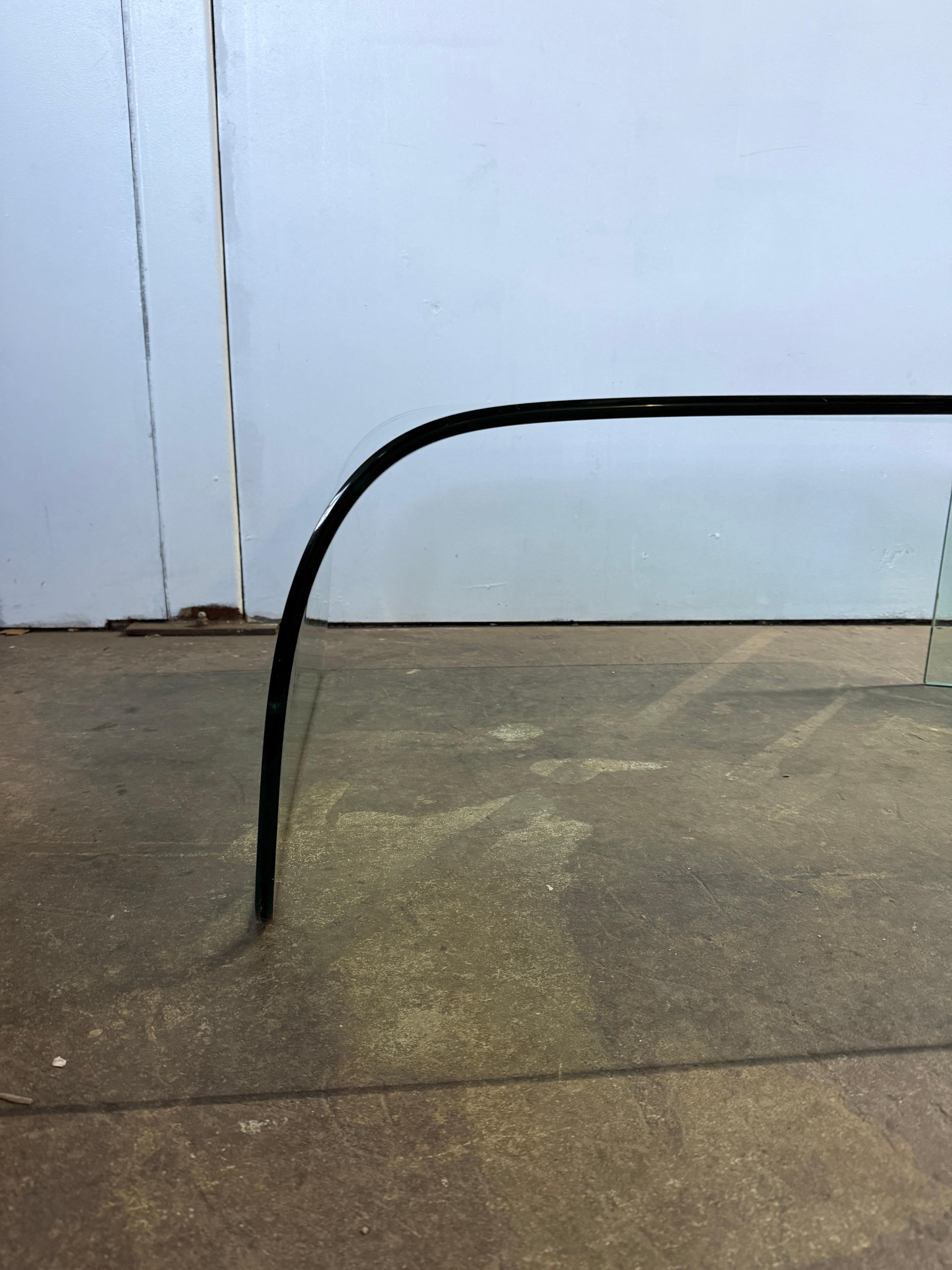 Mesa de centro postmoderna de cristal en cascada de mediados de siglo en Bueno estado para la venta en Brooklyn, NY