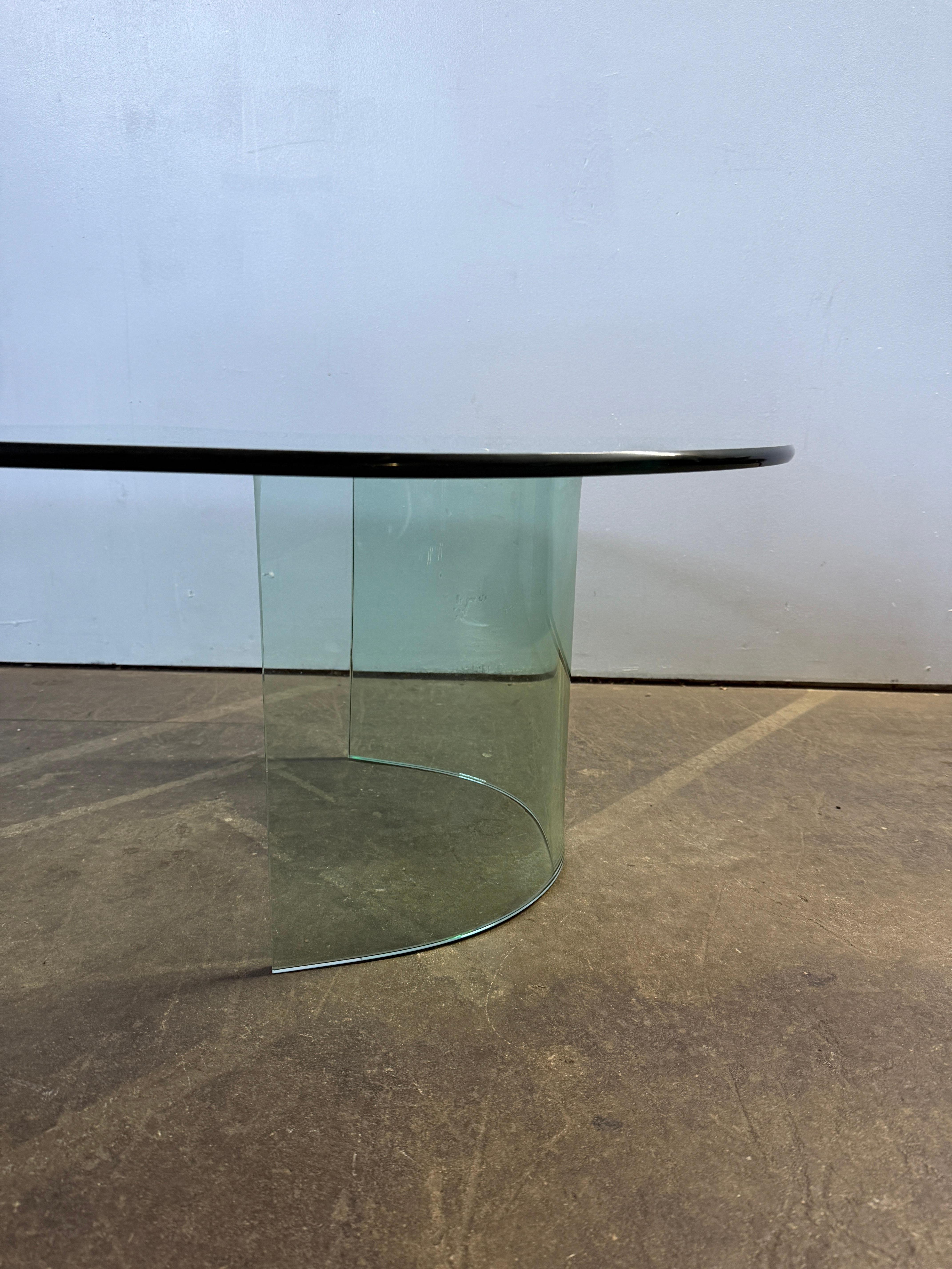 Mesa de centro postmoderna de cristal en cascada de mediados de siglo finales del siglo XX en venta