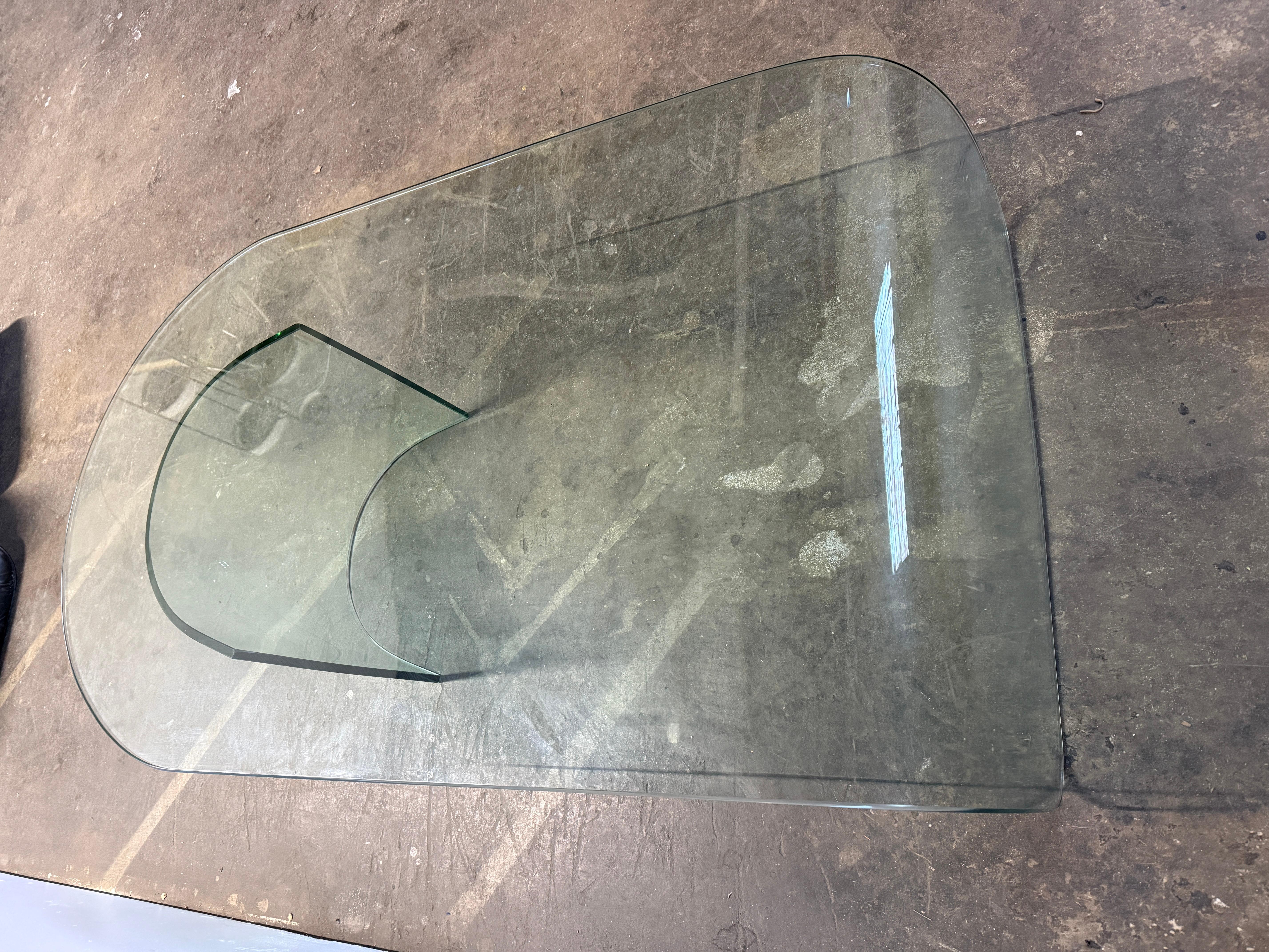 Mesa de centro postmoderna de cristal en cascada de mediados de siglo Vidrio en venta