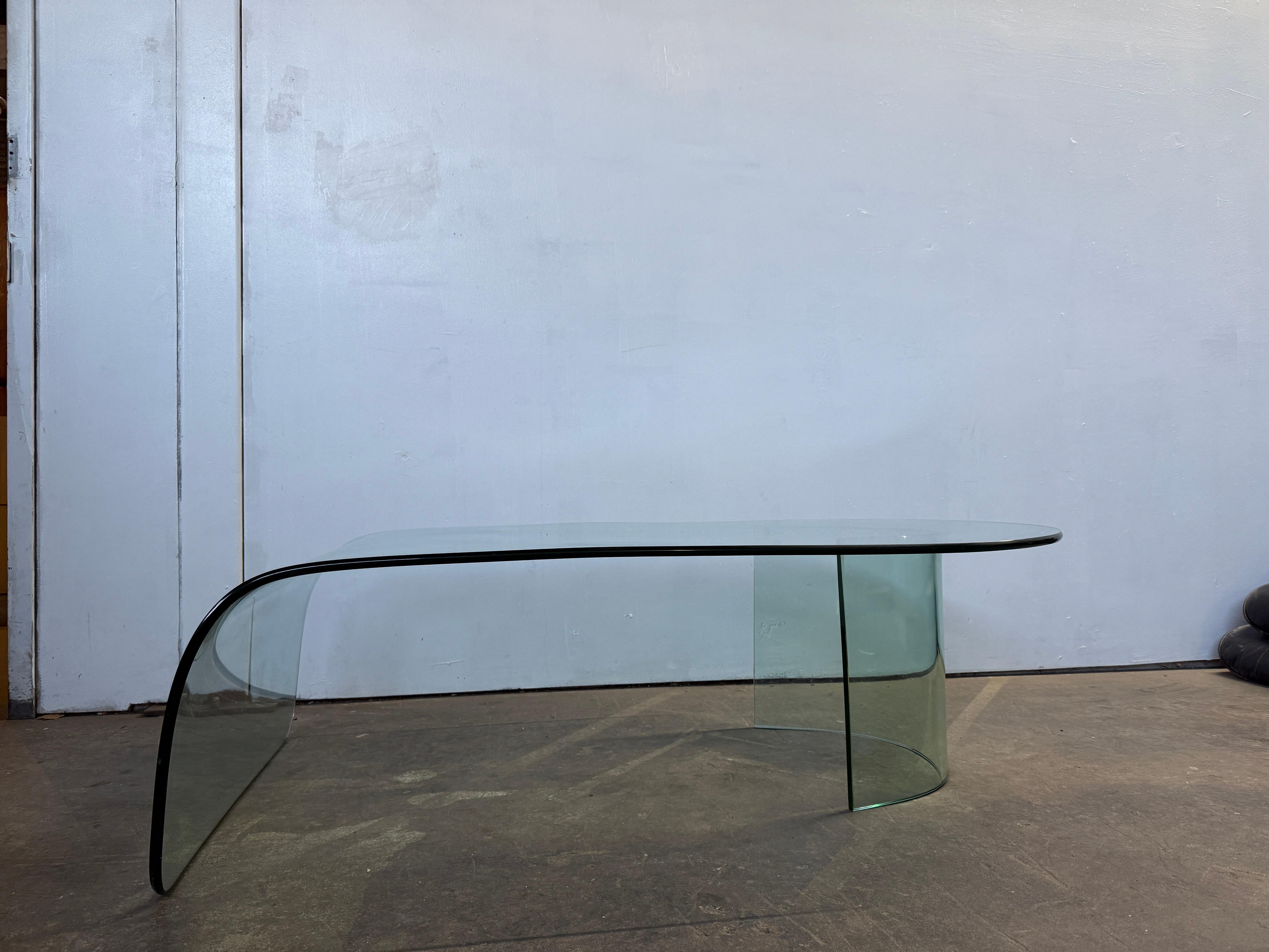 Mesa de centro postmoderna de cristal en cascada de mediados de siglo en venta 1
