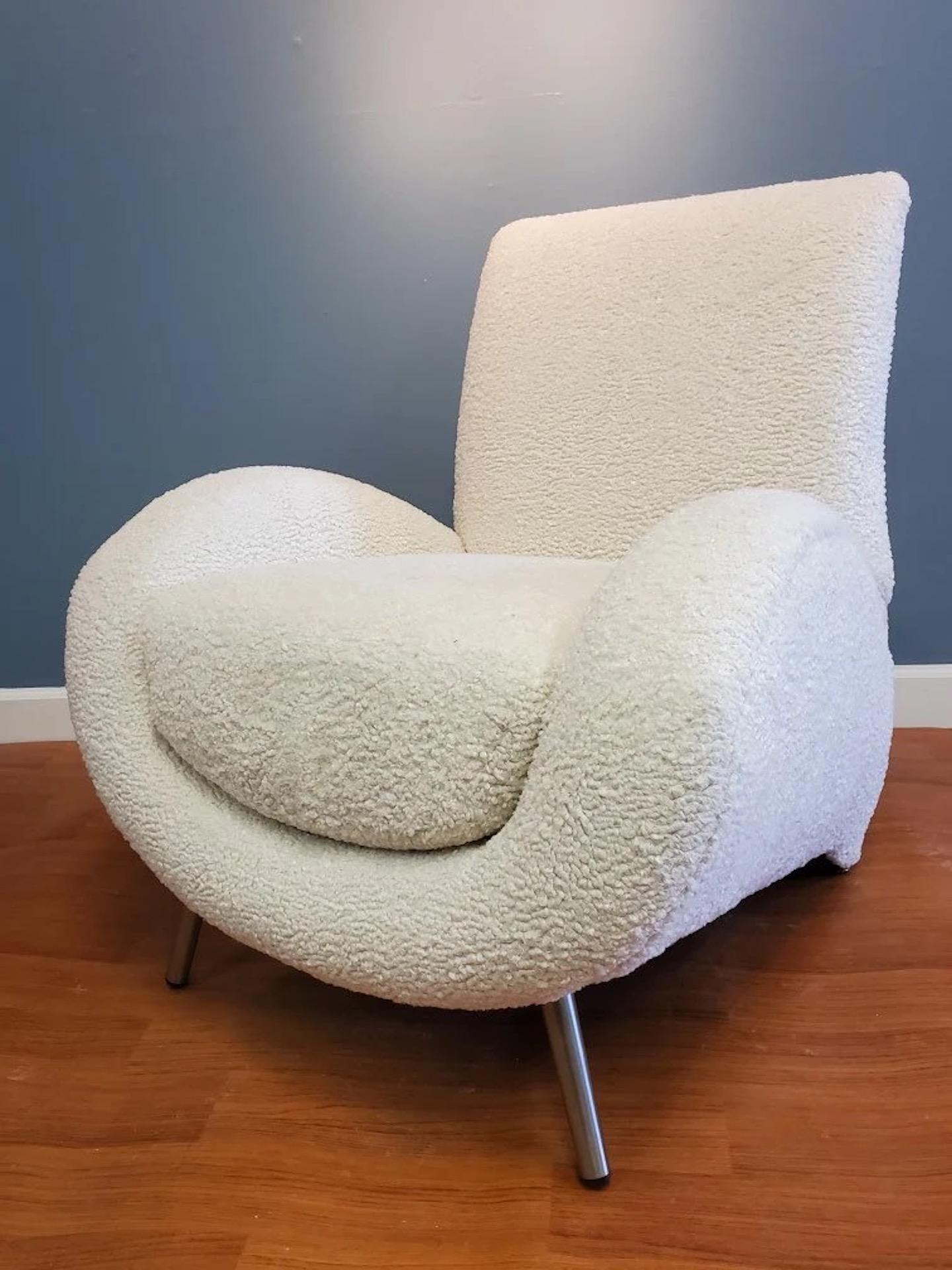 Fauteuils club italiens postmodernes du milieu du siècle à dossier incliné, nouvellement tapissés d'un riche bouclier blanc d'agneau italien - Paire

Ces chaises de salon affichent un design italien élégant avec des lignes épurées et une silhouette