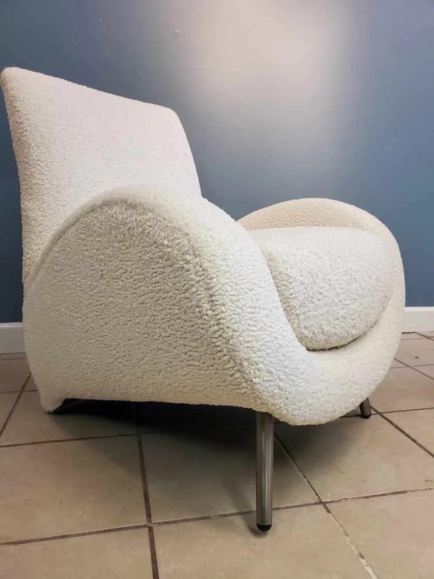 Métal Paire de fauteuils club italiens postmodernes du milieu du siècle dernier, nouvellement tapissés en boucle en vente